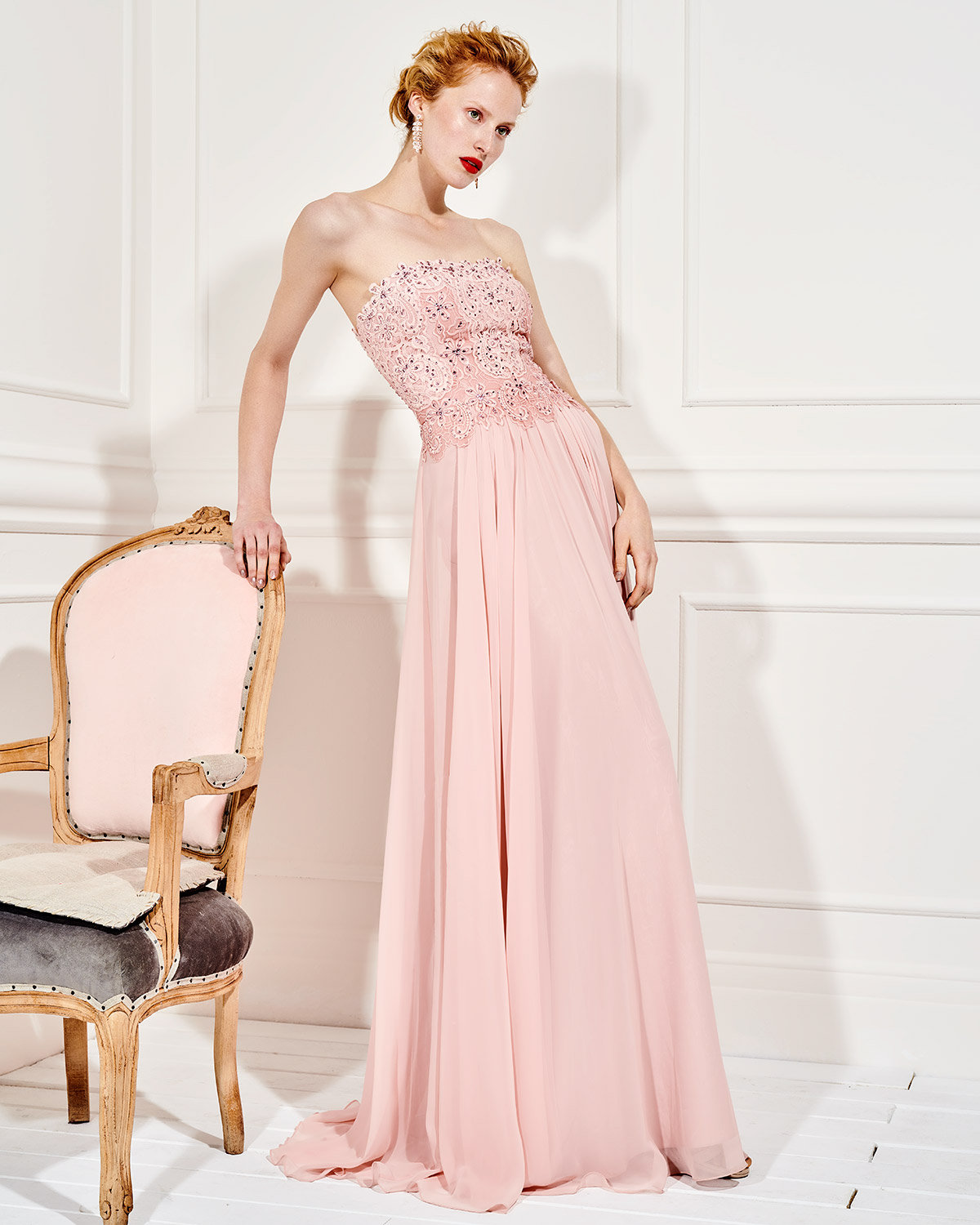 Evening Dresses / Long strapless evening dress with lace bust