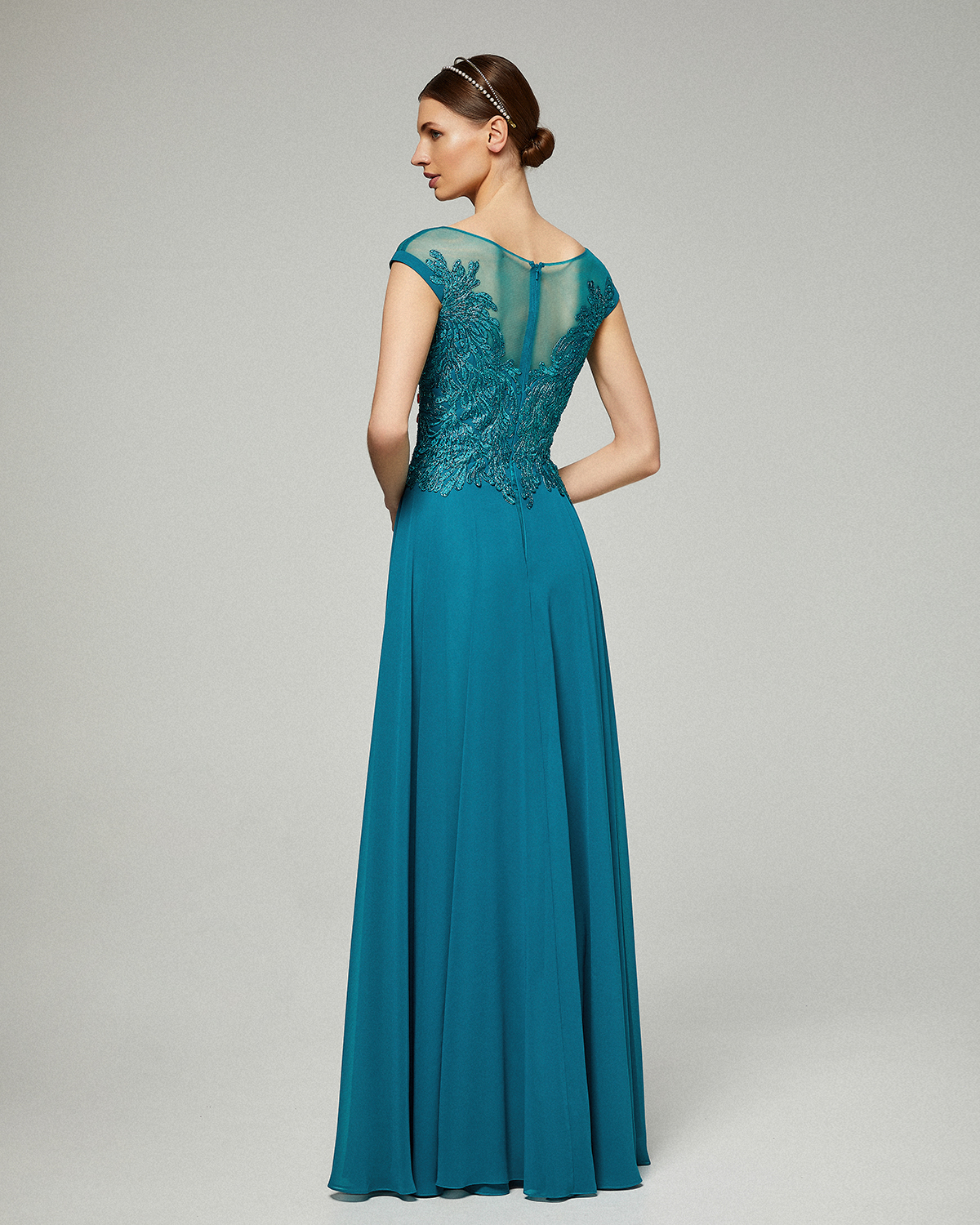 Classic Dresses / Long dress with chiffon fabric,  beaded top and short sleeves