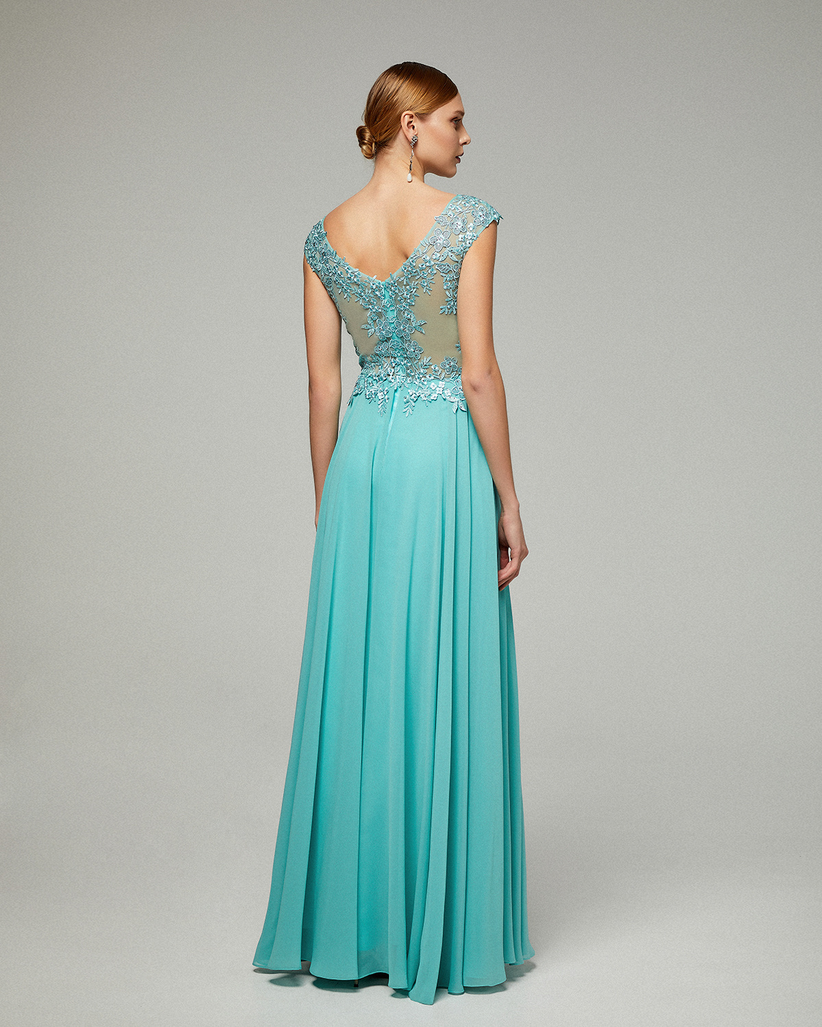 Classic Dresses / Long dress with chiffon fabric, beaded top with lace