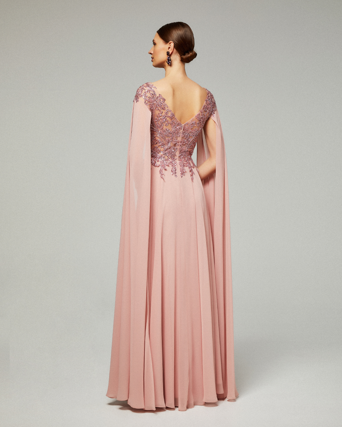Κλασικό φόρεμα μακρύ  από μουσελίνα με ολοκέντητο δαντελένιο τοπ με μακριά μανίκια