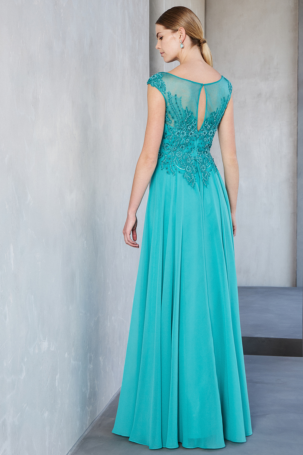 Classic Dresses / Long evening dress with chiffon and beaded top