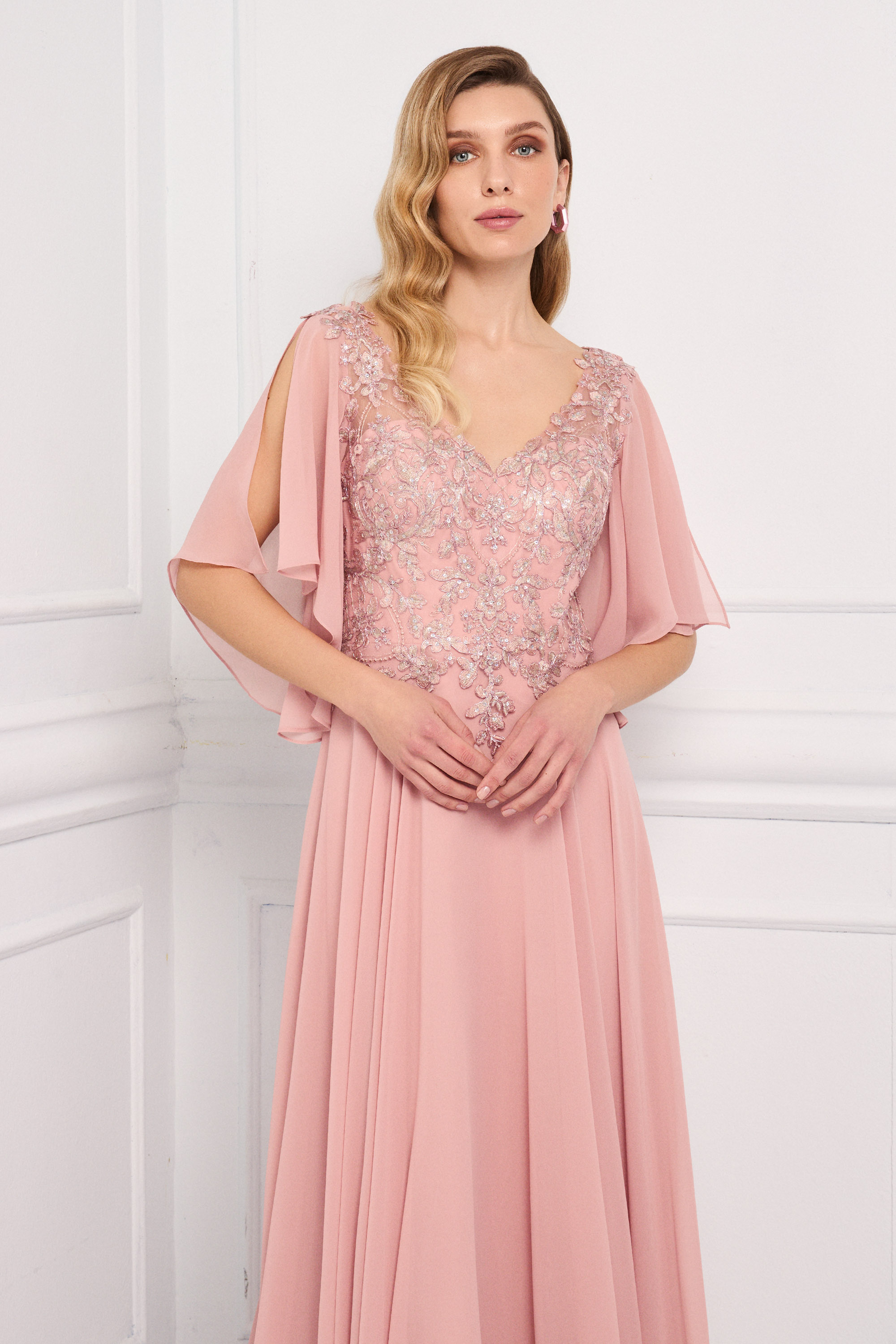 Classic Dresses / Classic long chiffon dress with an embroidered lace top and sleeves