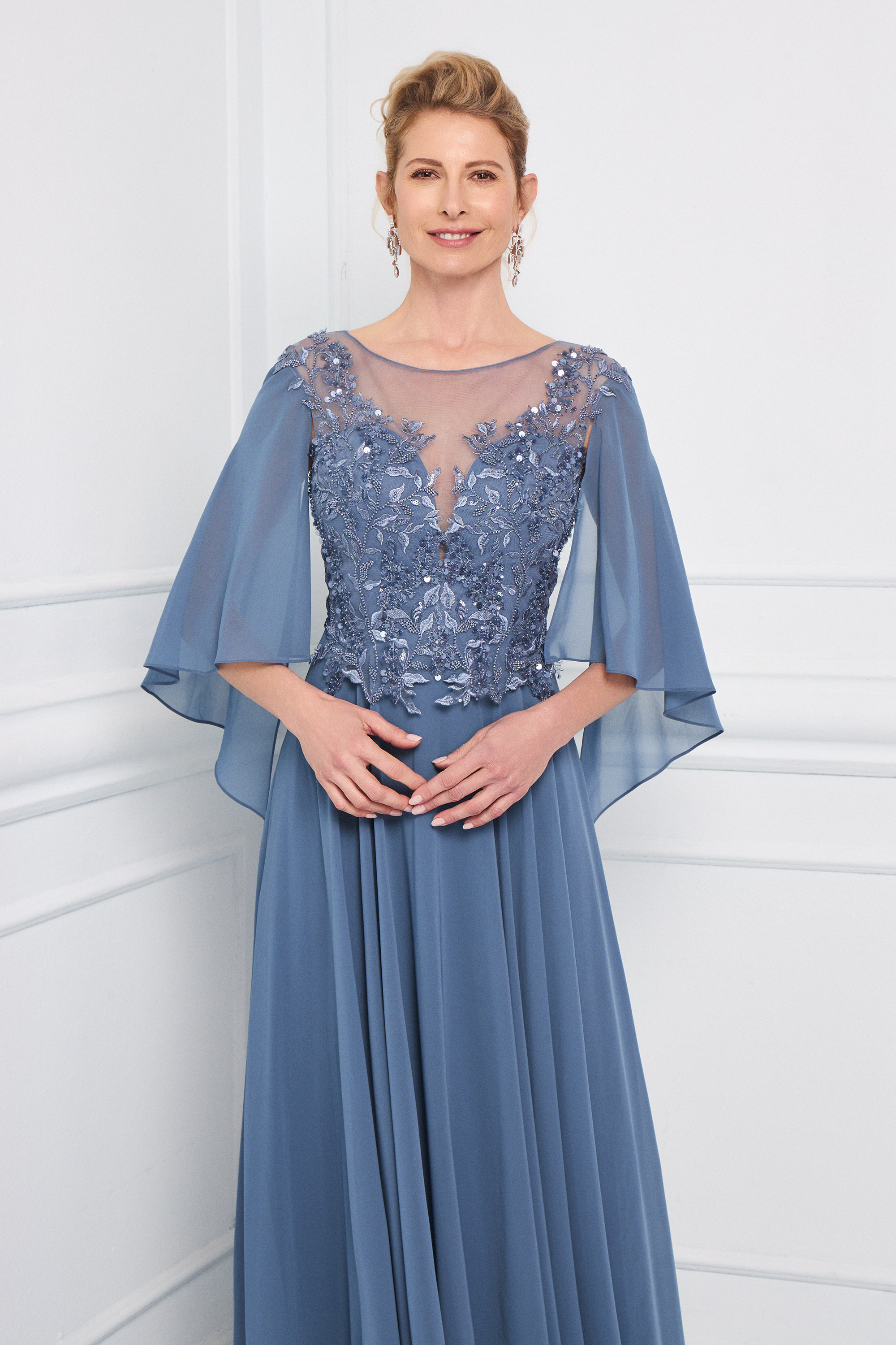 Classic Dresses / Classic long chiffon dress with an embroidered lace top and sleeves