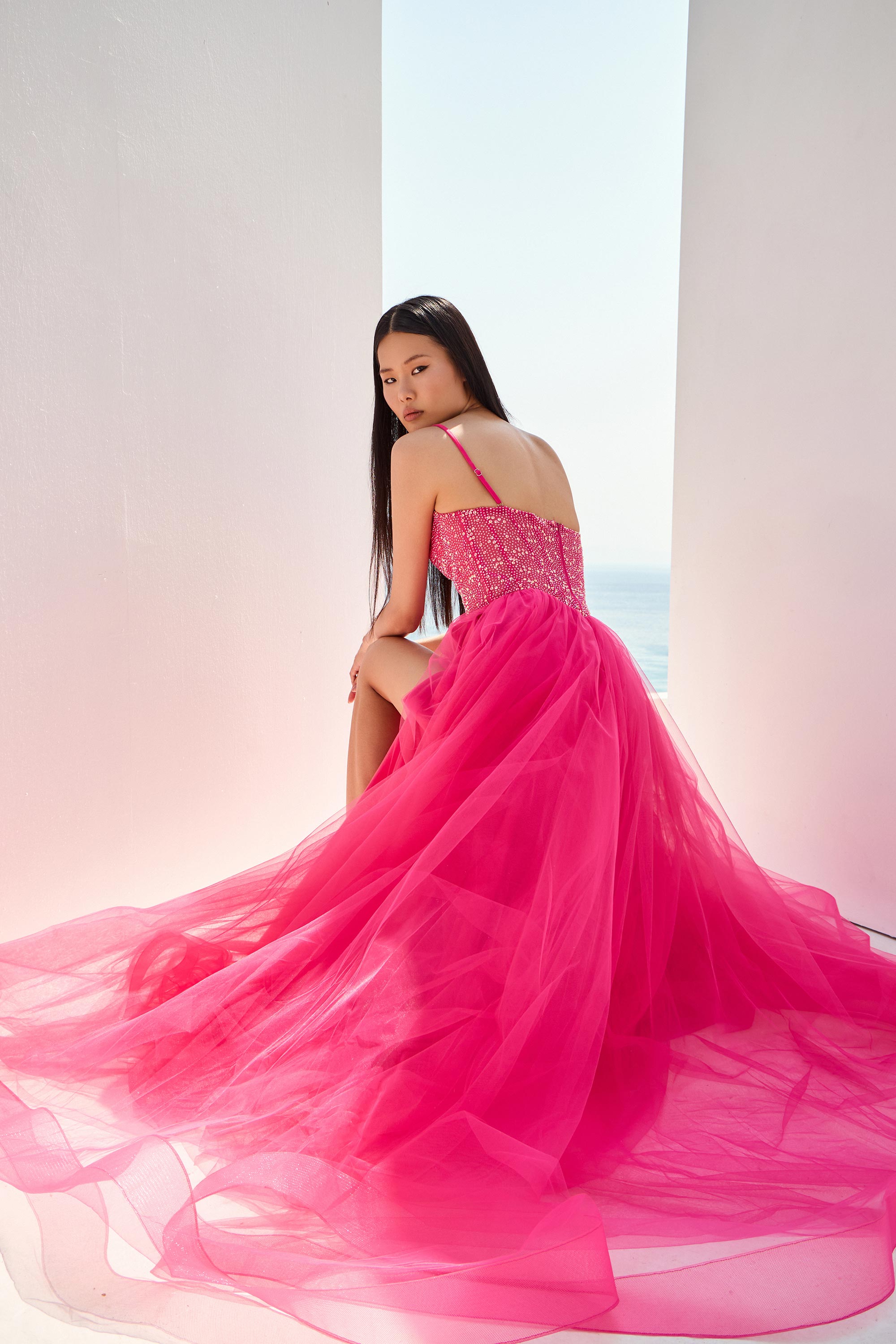 Βραδινά Φορέματα / Εντυπωσιακό βραδινό φόρεμα μακρύ με παγιέτες, τούλι και σκίσιμο