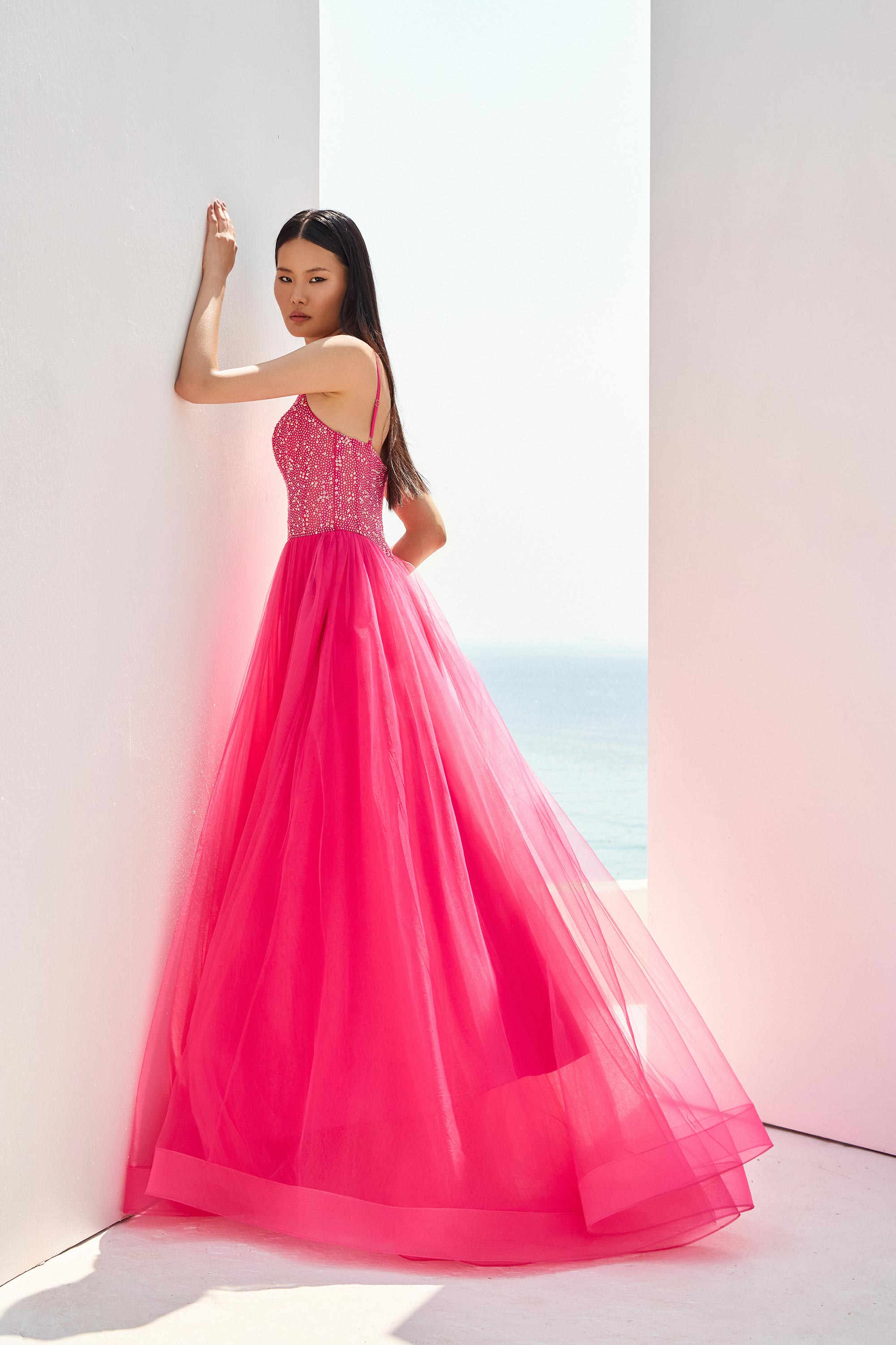 Βραδινά Φορέματα / Εντυπωσιακό βραδινό φόρεμα μακρύ με παγιέτες, τούλι και σκίσιμο