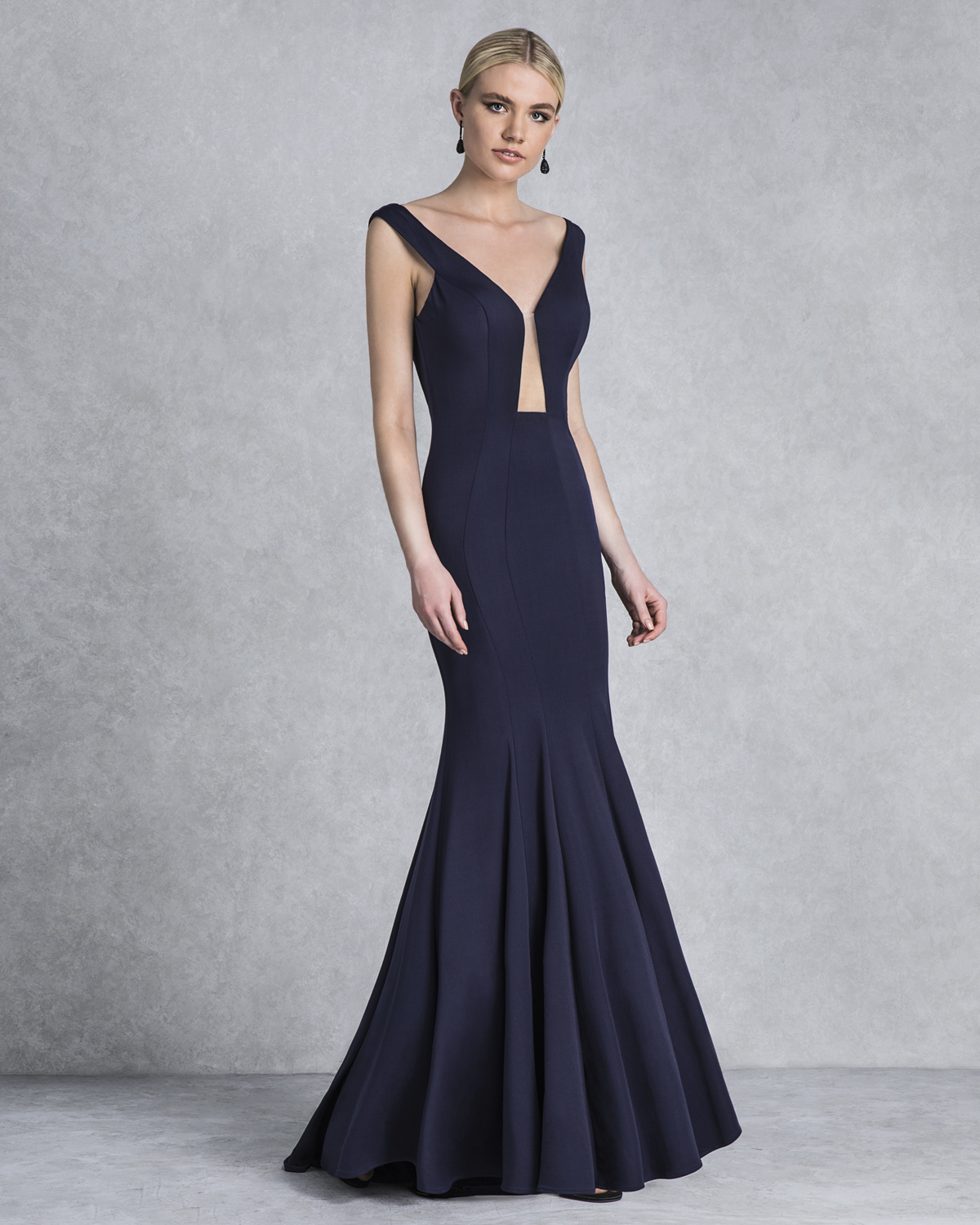 Evening Dresses / Long evening dress with open back