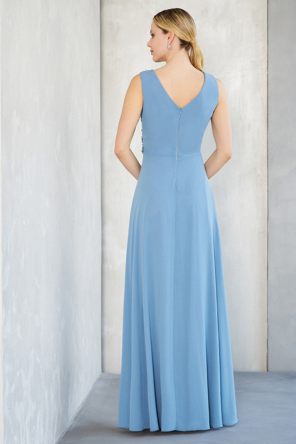 Κλασικό φόρεμα μακρύ από μουσελίνα με κέντημα, δαντέλα στο τοπ  και φαρδιές τιράντες