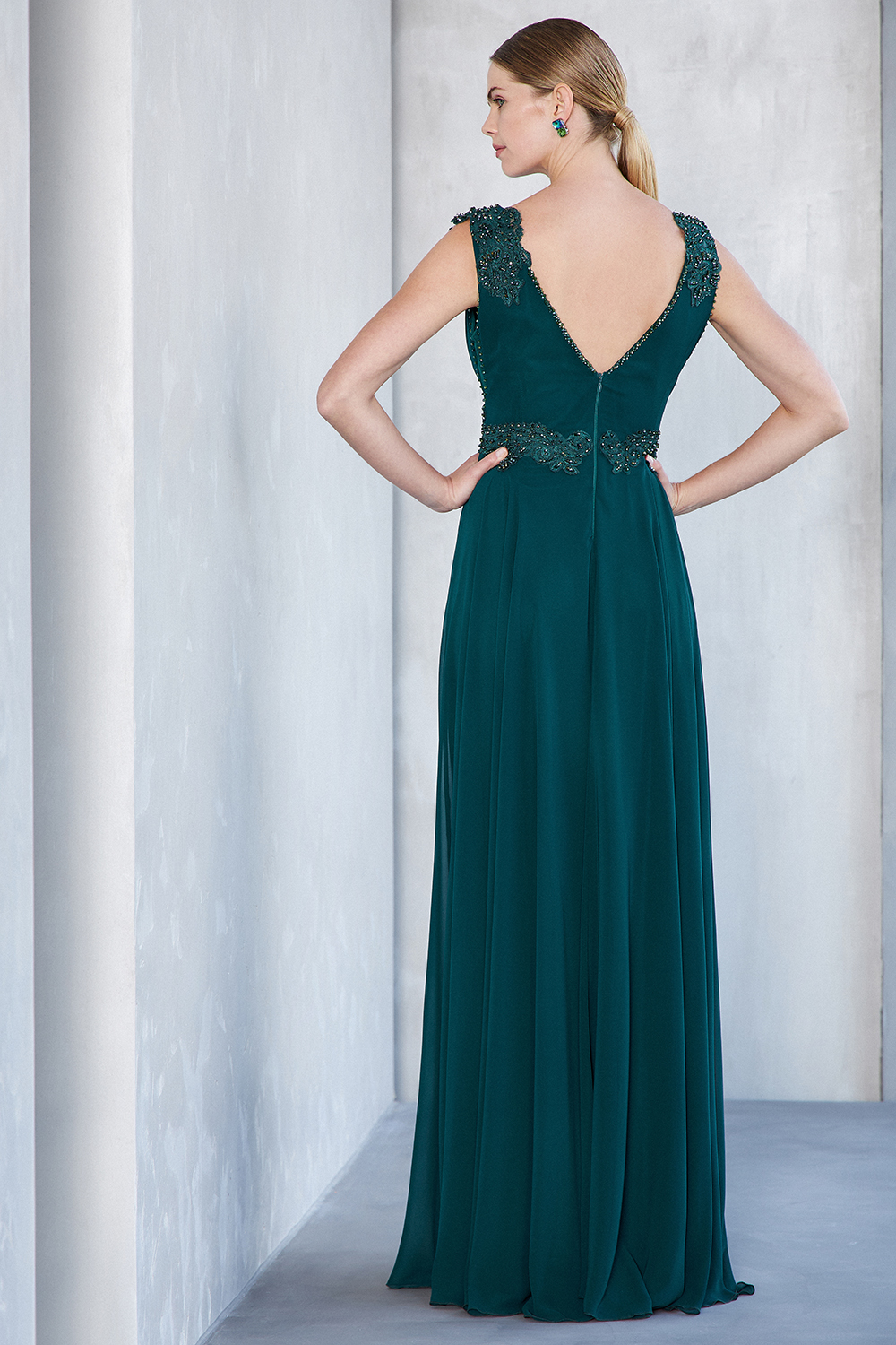 Classic Dresses / Long evening chiffon dress with beading and wide straps