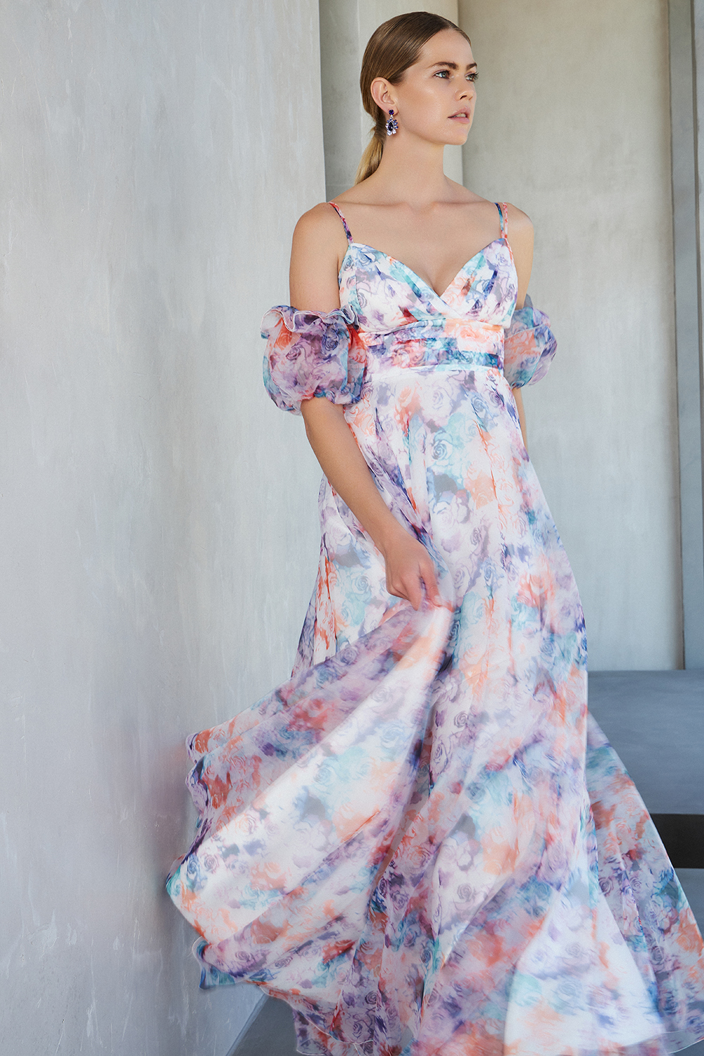 Long cocktail printed dress with organza fabric and sleeves