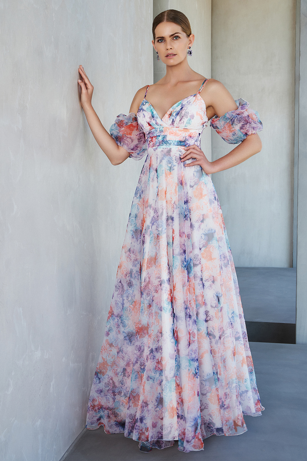 Long cocktail printed dress with organza fabric and sleeves