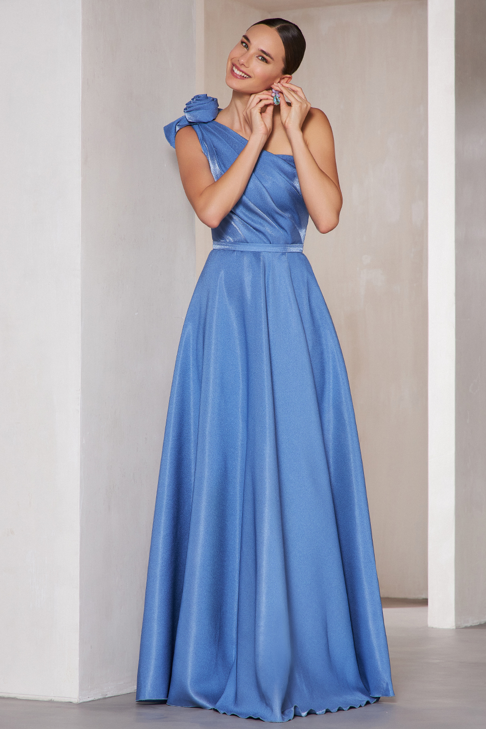 Evening Dresses / One shoulder evening dress with shining fabric