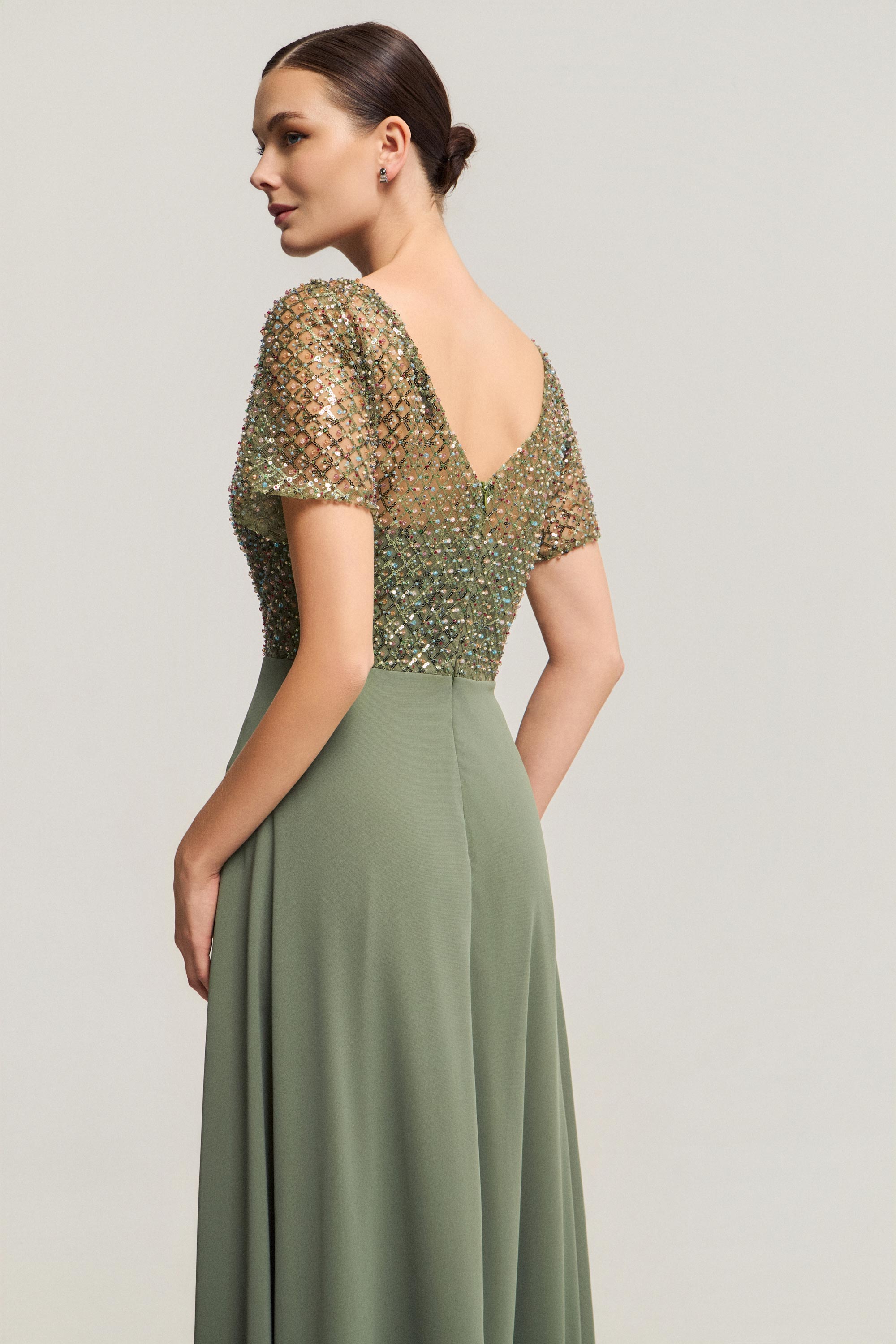 Κλασικά Φορέματα / Κλασικό φόρεμα μακρύ με κέντημα, κομψή γραμμή και διακριτική λάμψη