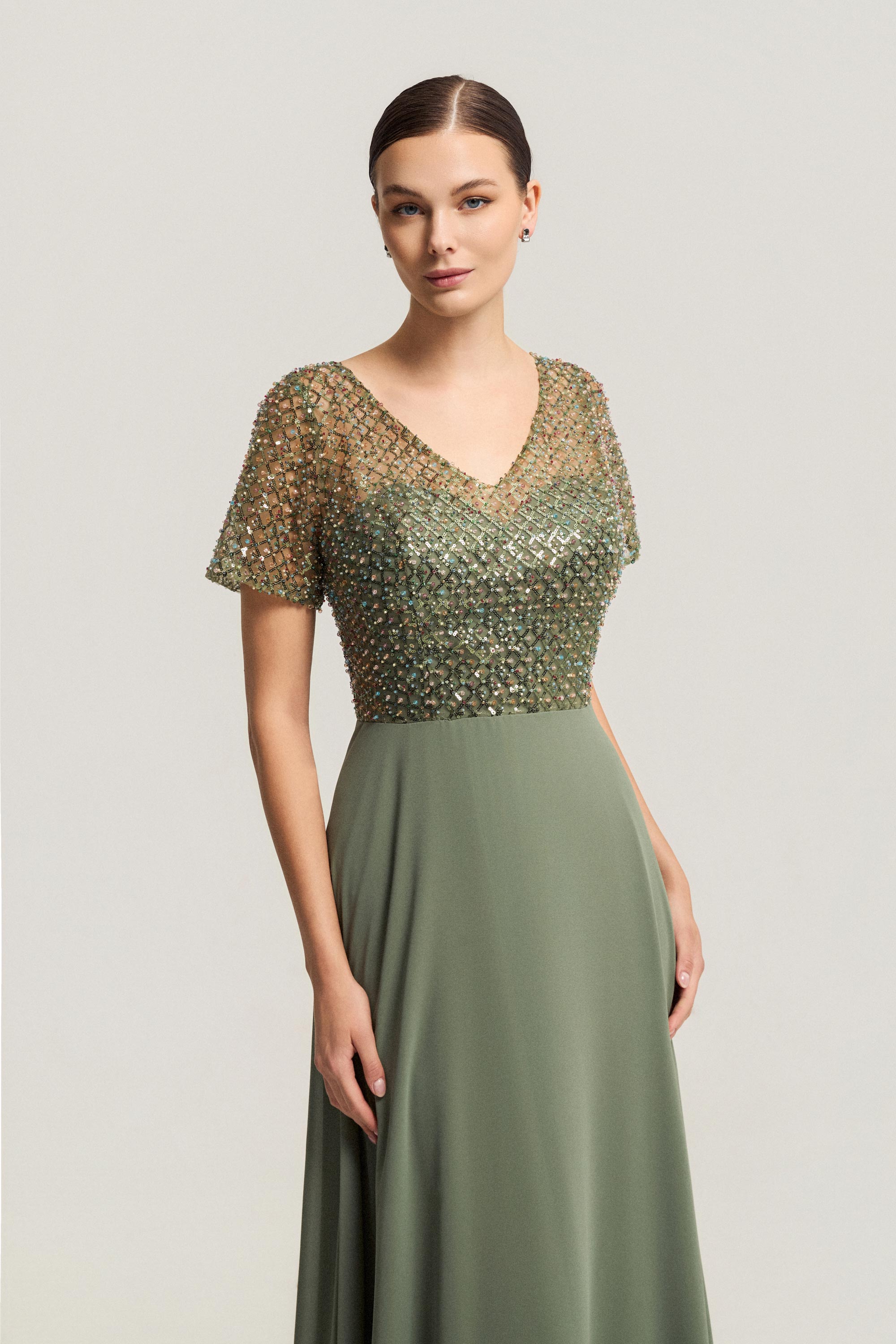 Κλασικά Φορέματα / Κλασικό φόρεμα μακρύ με κέντημα, κομψή γραμμή και διακριτική λάμψη