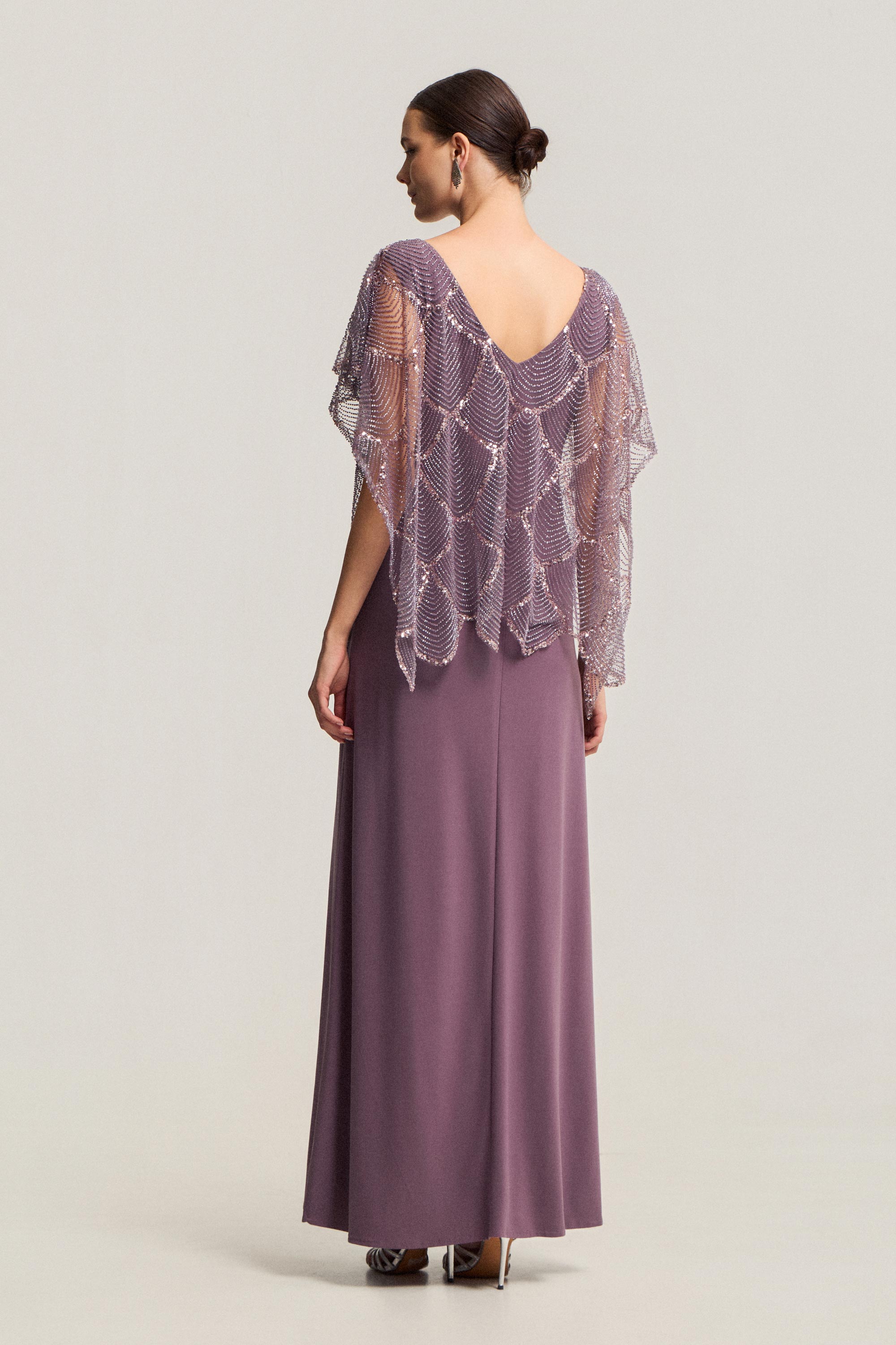 Κλασικά Φορέματα / Κλασικό φόρεμα μακρύ με κάπα, παγιέτες και κομψή λάμψη