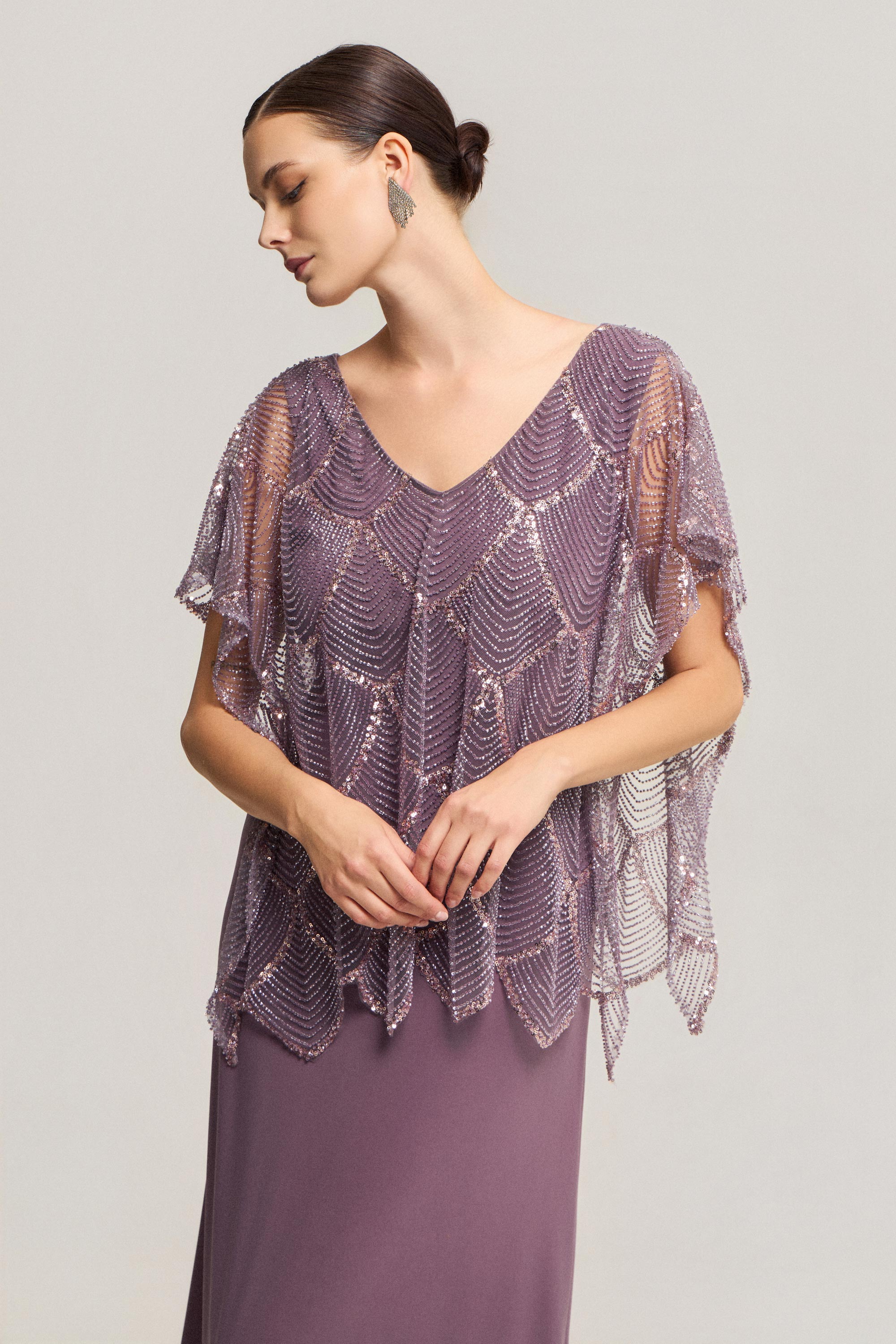 Κλασικά Φορέματα / Κλασικό φόρεμα μακρύ με κάπα, παγιέτες και κομψή λάμψη