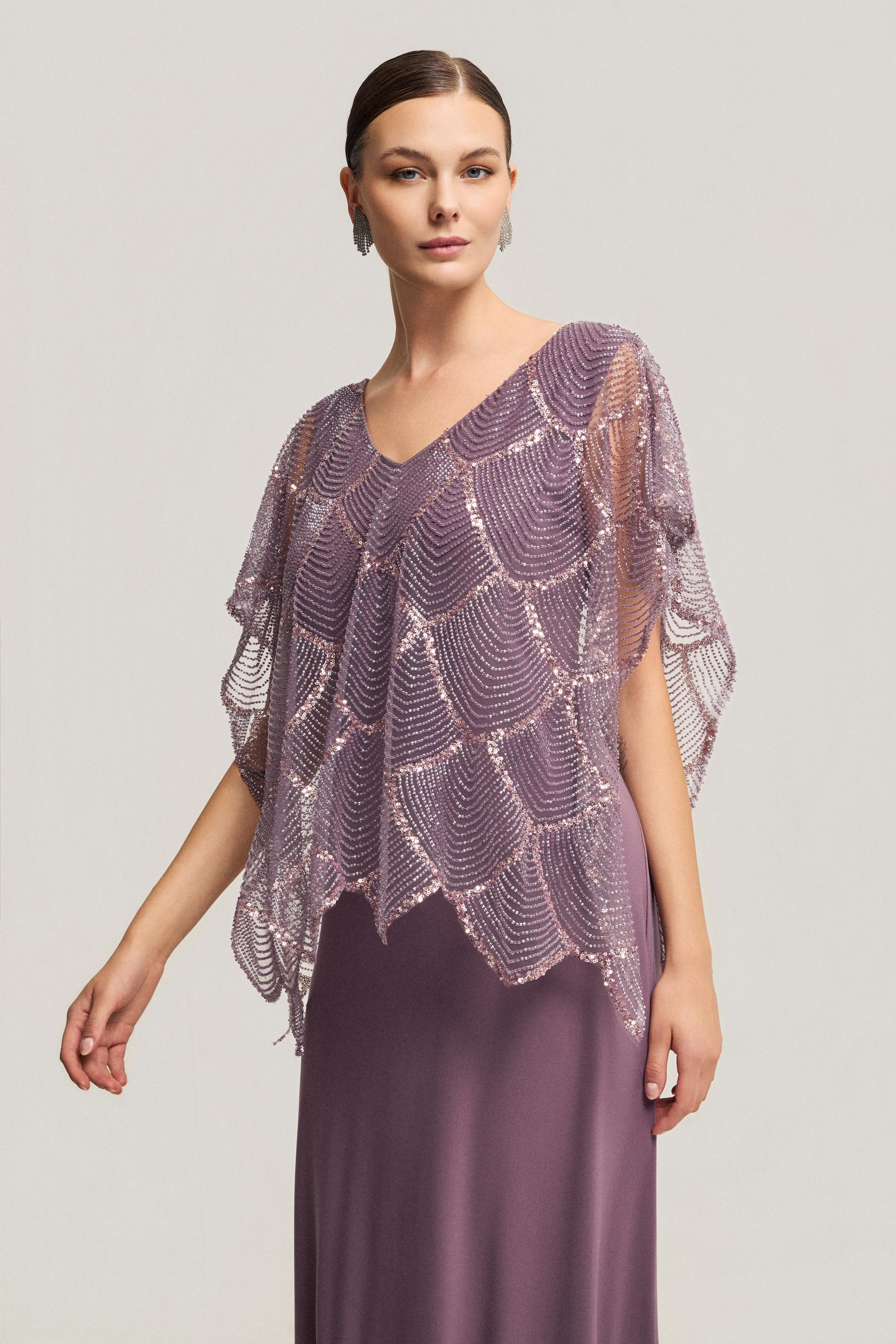 Κλασικά Φορέματα / Κλασικό φόρεμα μακρύ με κάπα, παγιέτες και κομψή λάμψη