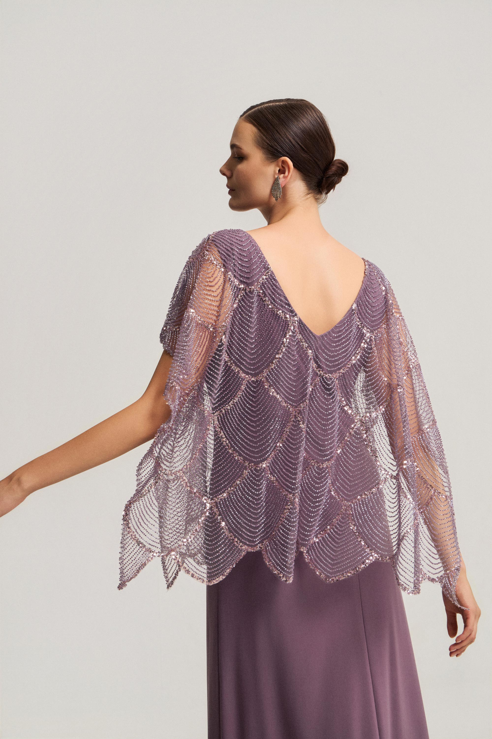 Κλασικά Φορέματα / Κλασικό φόρεμα μακρύ με κάπα, παγιέτες και κομψή λάμψη