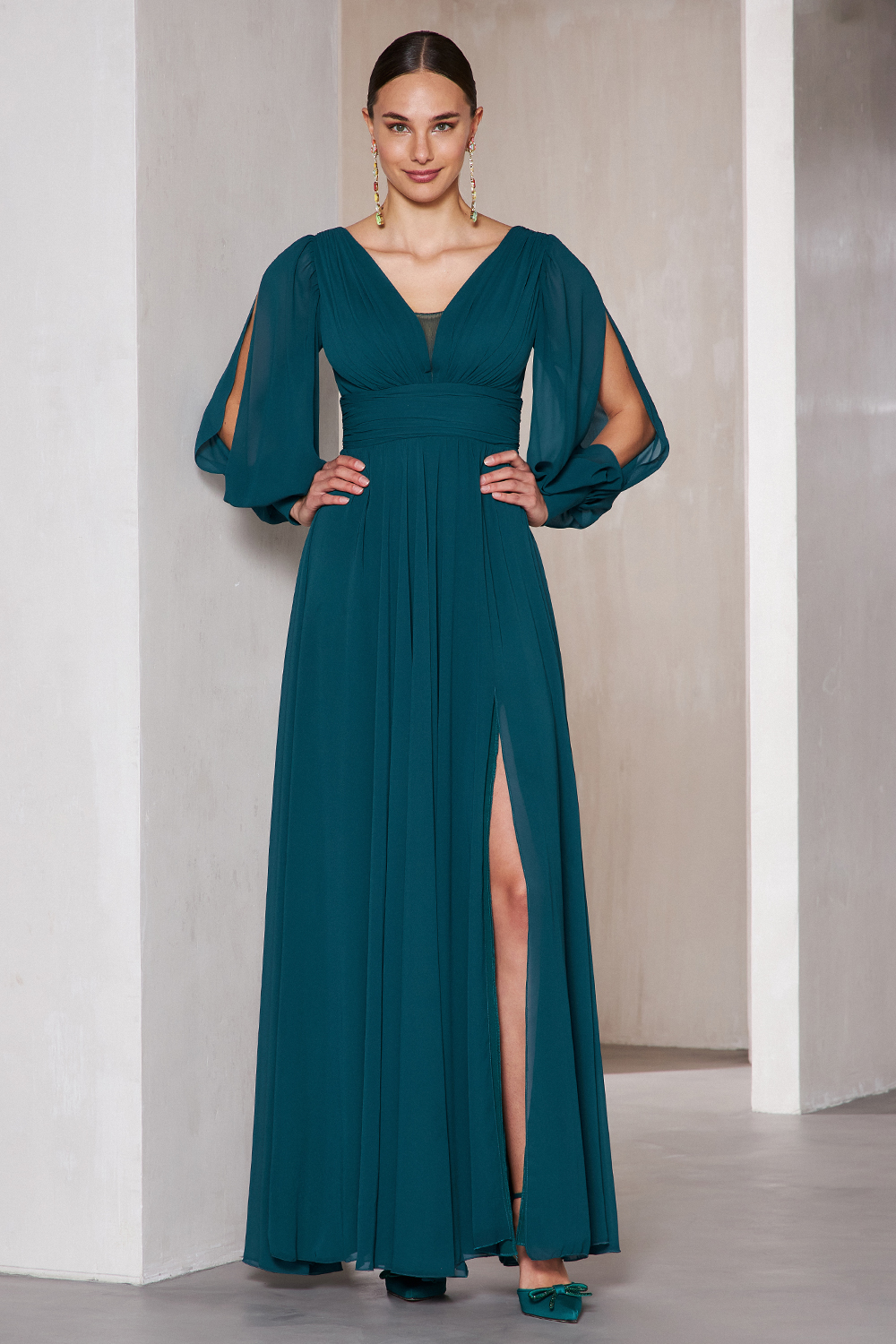 Classic Dresses / Long cocktail dress with chiffon fabric, long sleeves and opening