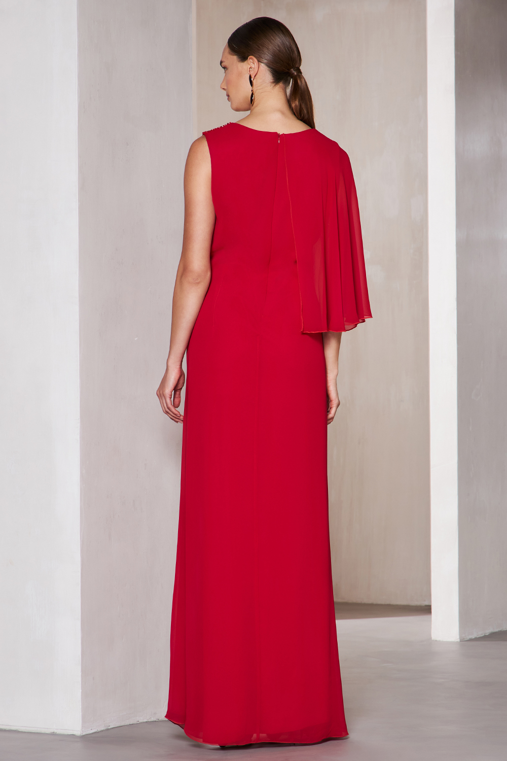 Classic Dresses / Long evening dress with chiffon fabric and beading at the shoulder