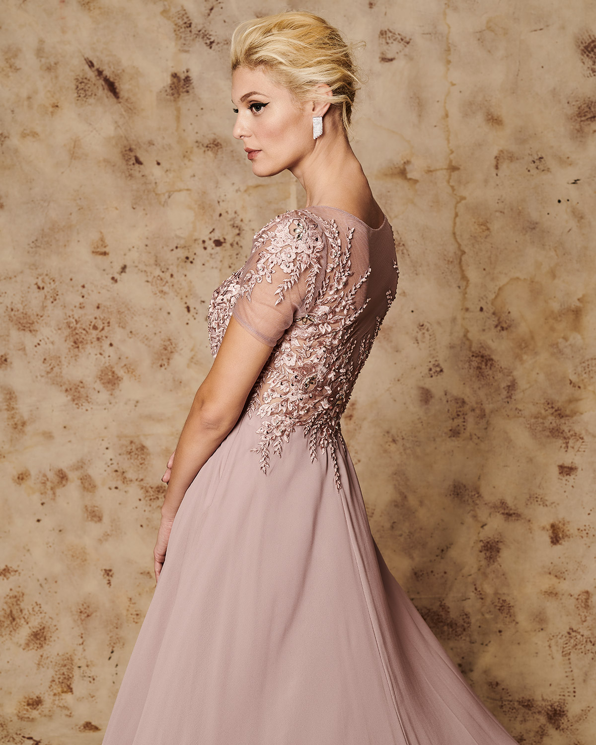 Classic Dresses / Long evening dress with tulle on the bust and beading
