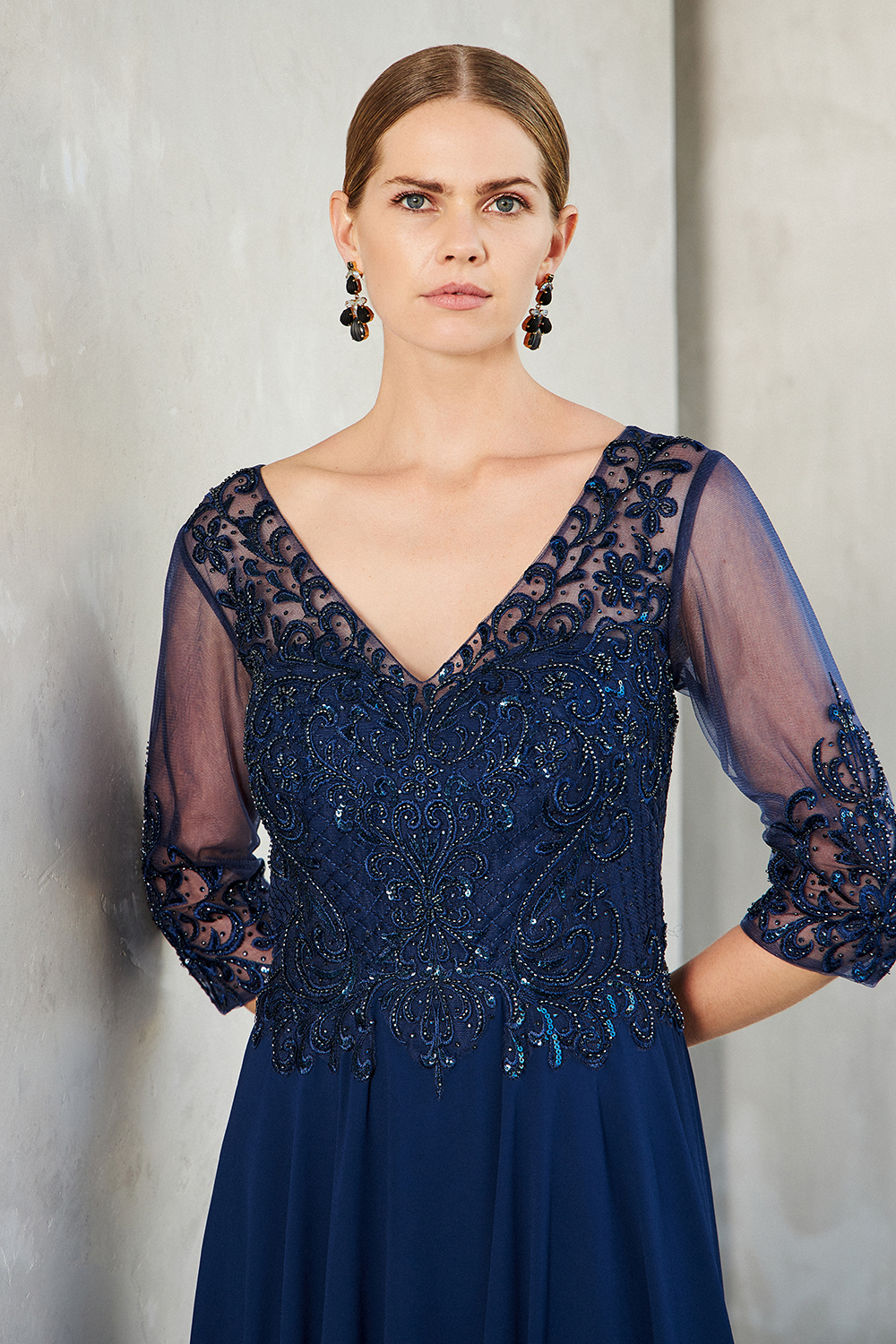 Long evening dress with chiffon fabric, lace and beading at the top and long sleeves
