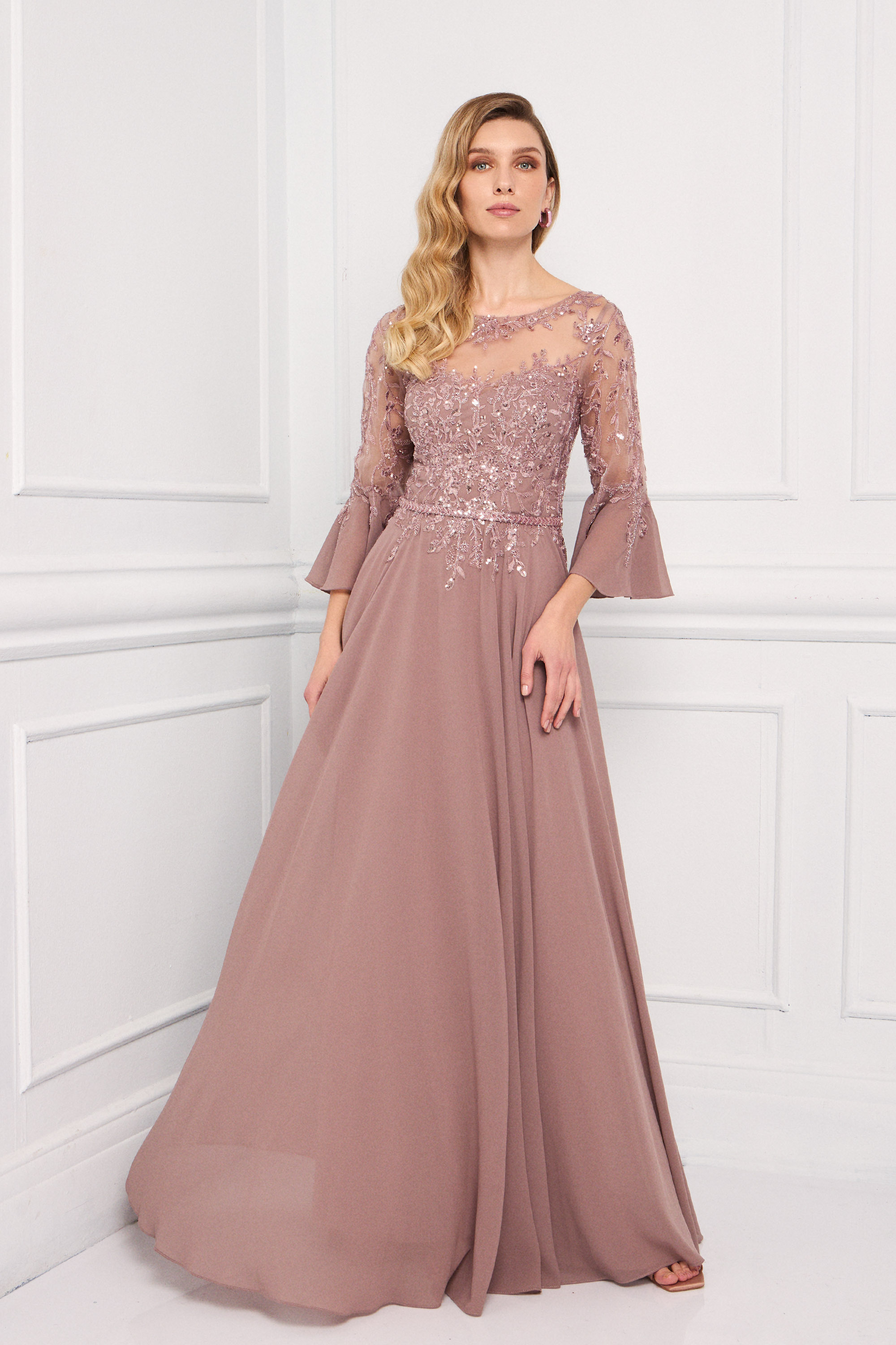 Classic Dresses / Classic long chiffon dress with embroidered top and 3/4 sleeves