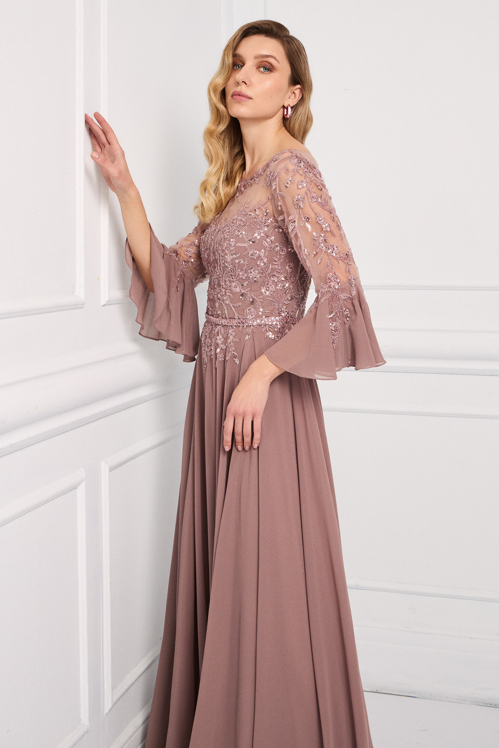 Classic Dresses / Classic long chiffon dress with embroidered top and 3/4 sleeves