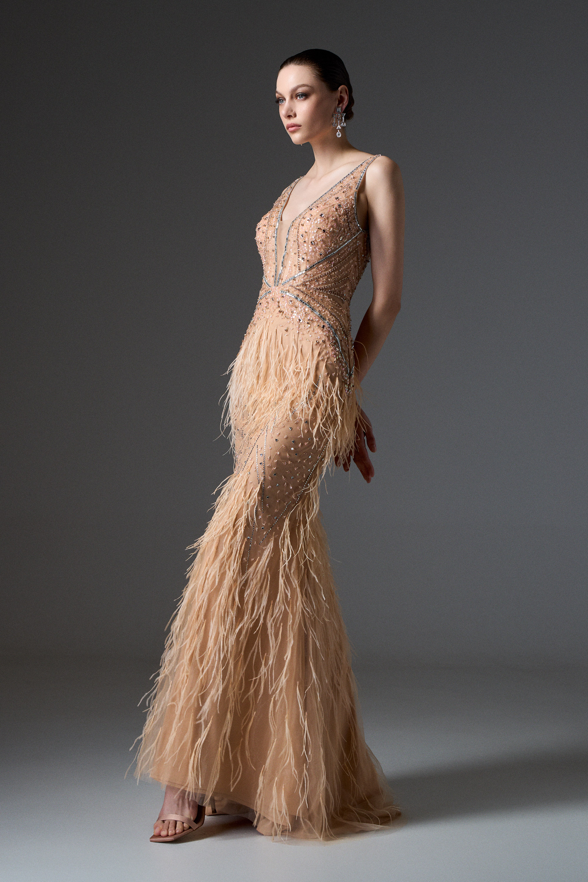 Red Carpet / Evening long fully embroidered dress with feathers