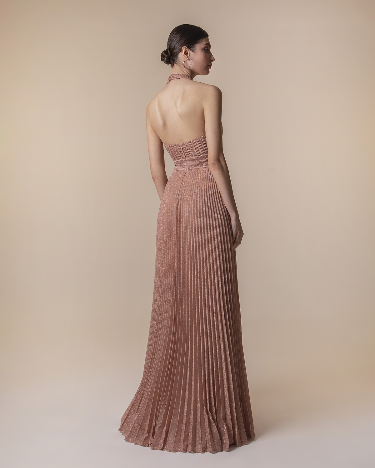 Evening Dresses / Long pleated evening dress with shining fabric and open back