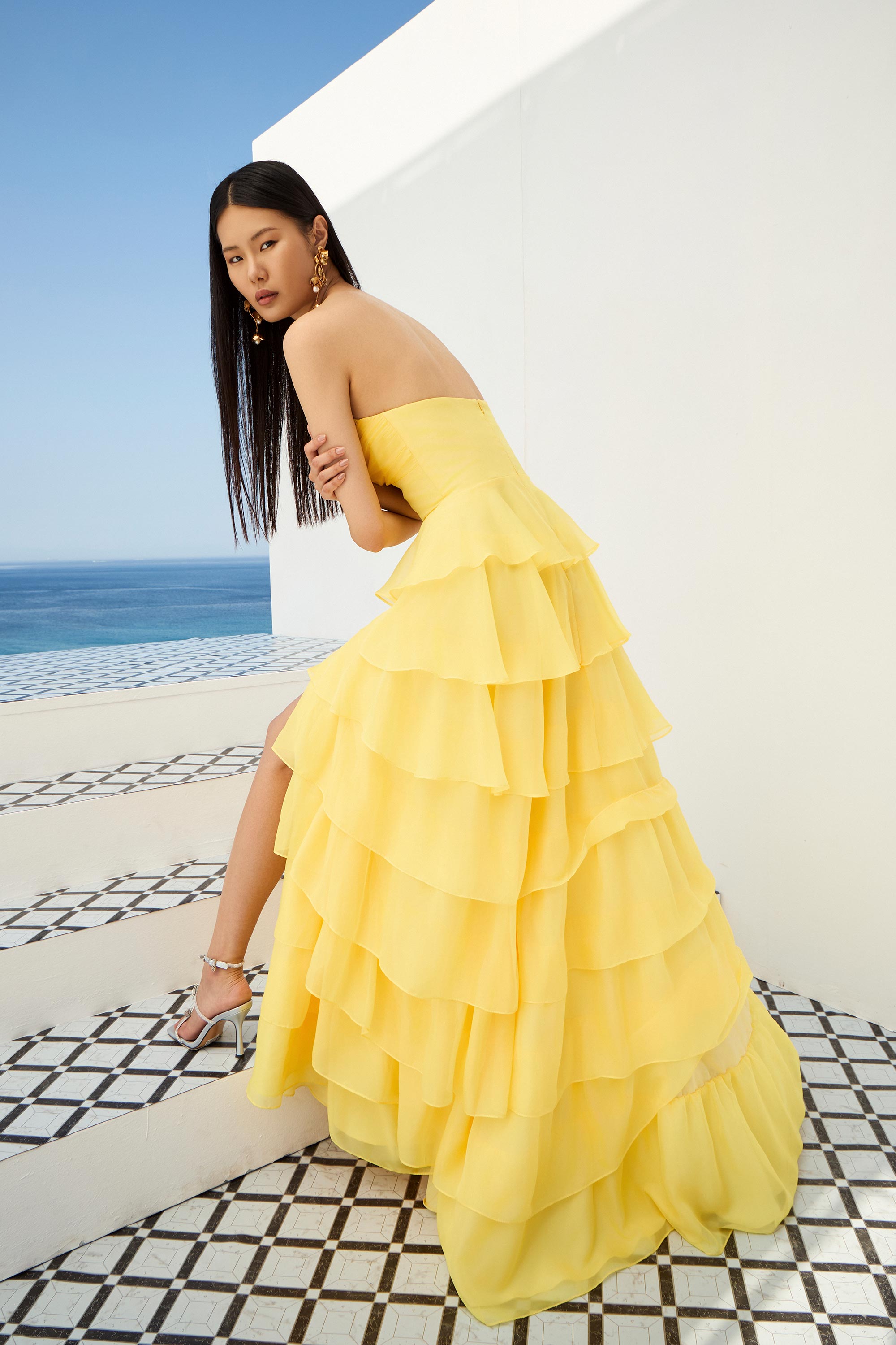 Κοκτέιλ Φορέματα / Εντυπωσιακό κοκτέιλ φόρεμα με βολάν, χρώμα και θηλυκή κίνηση