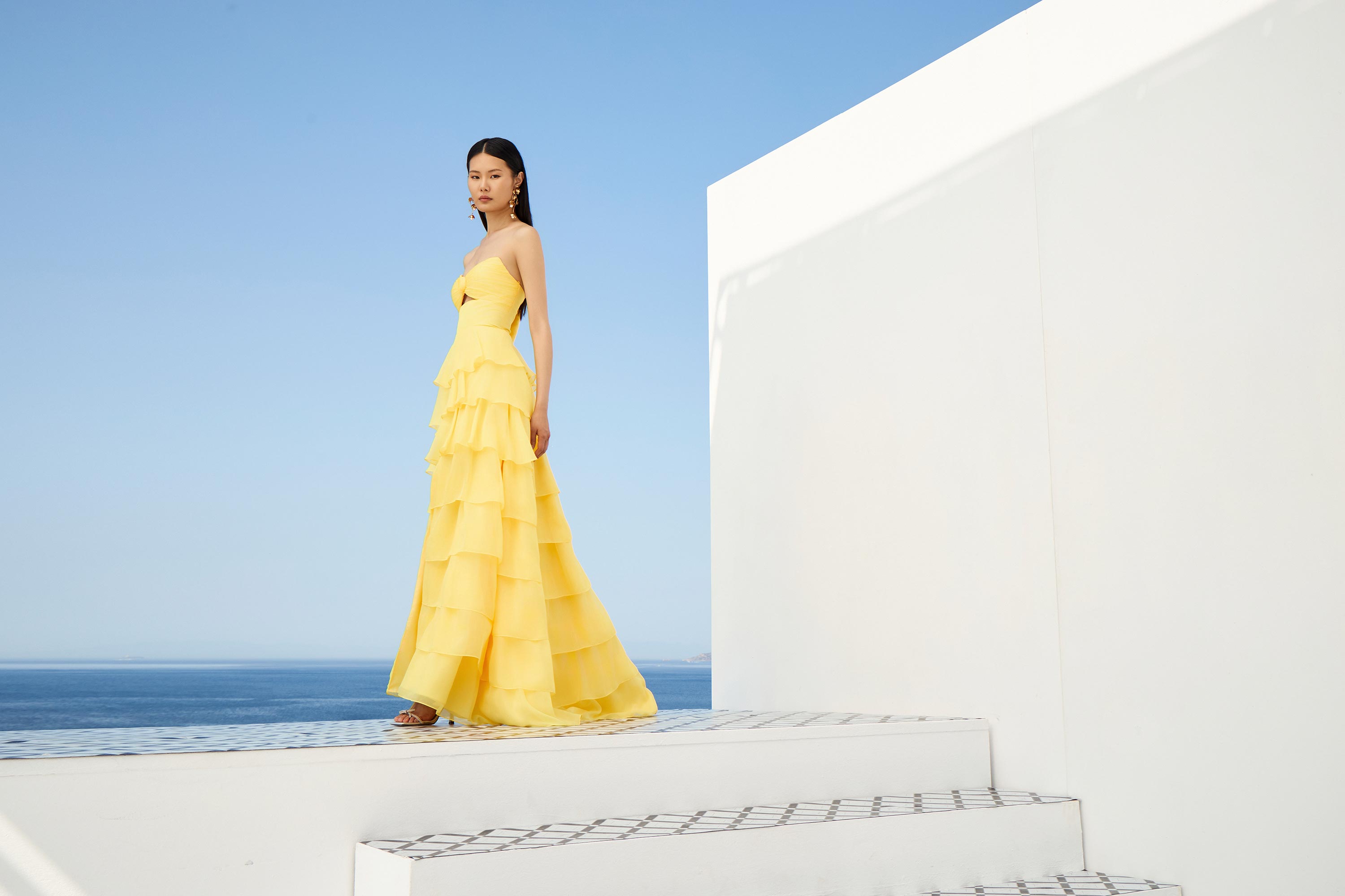 Κοκτέιλ Φορέματα / Εντυπωσιακό κοκτέιλ φόρεμα με βολάν, χρώμα και θηλυκή κίνηση