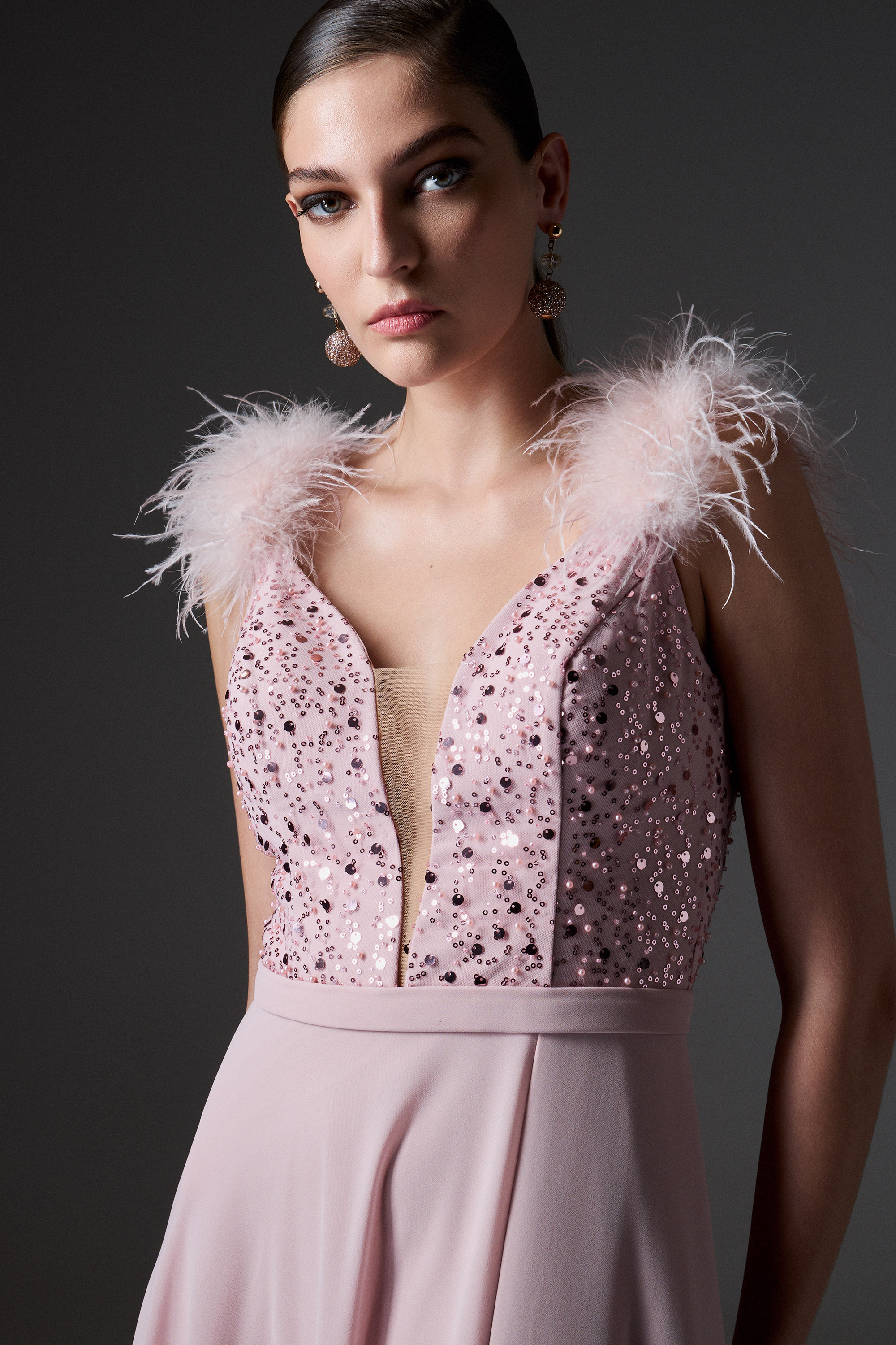 Red Carpet / Abito da sera lungo in chiffon con top ricamato e piume sulla spalla