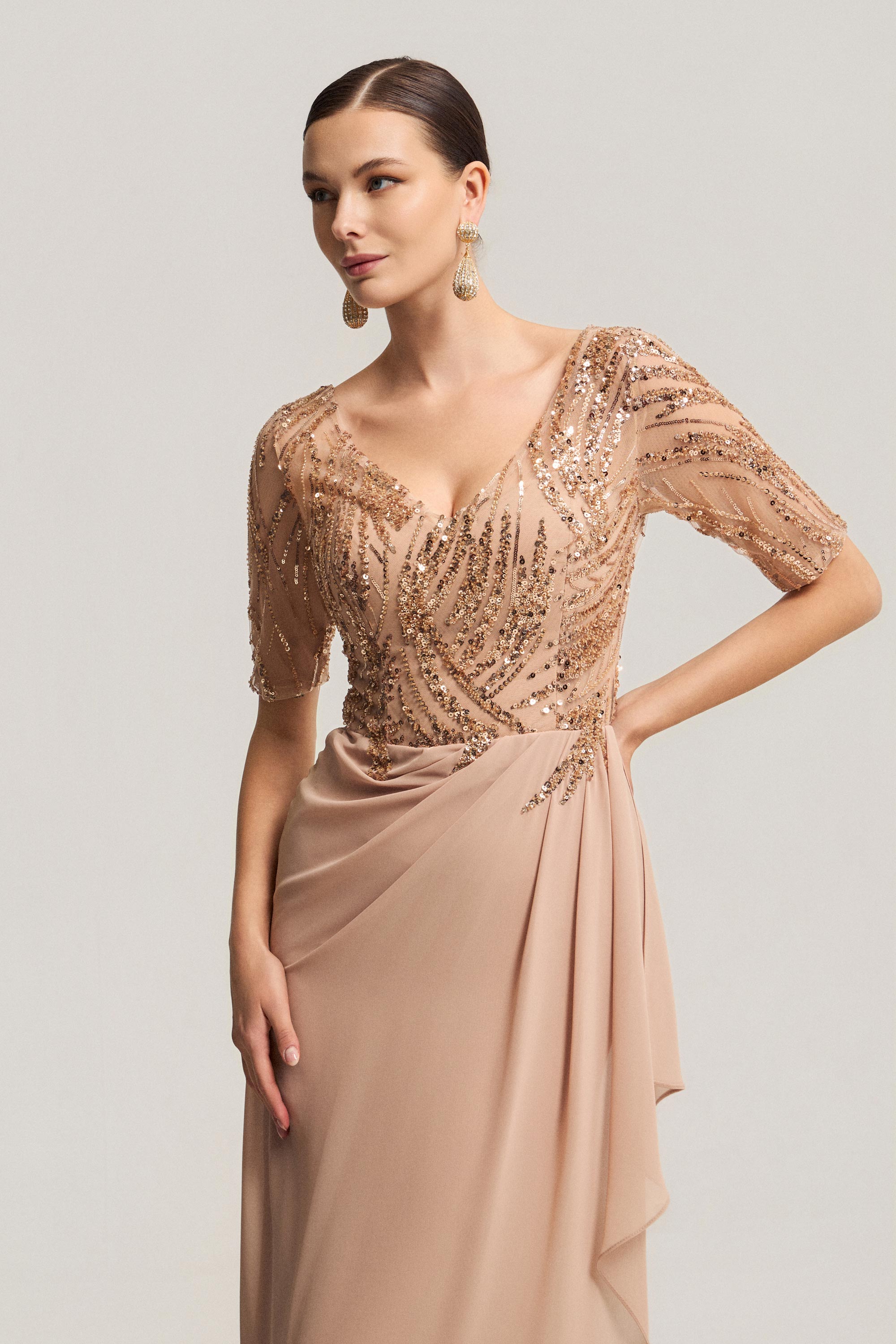 Κλασικά Φορέματα / Κλασικό φόρεμα μακρύ με κέντημα, ντραπέ και κομψή θηλυκή γραμμή