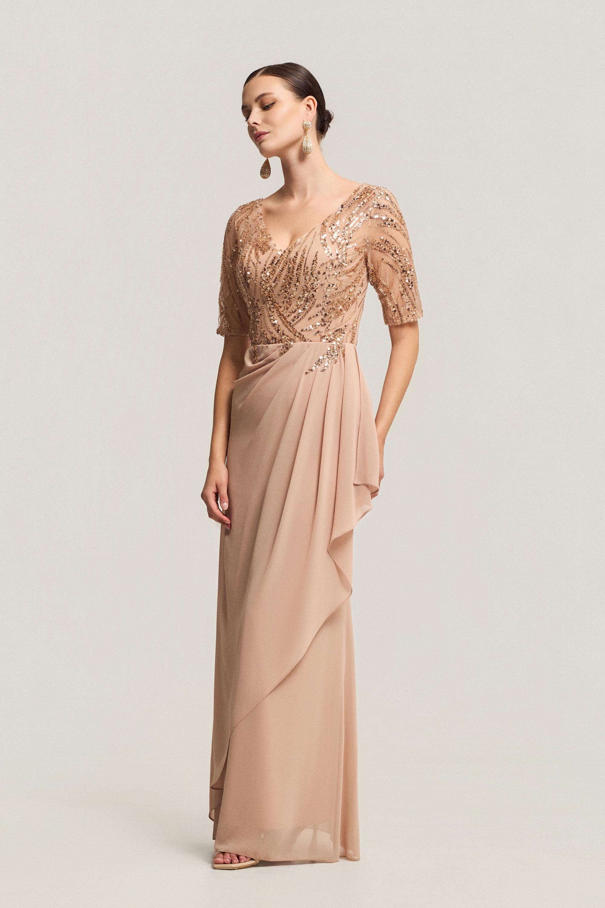 Κλασικά Φορέματα / Κλασικό φόρεμα μακρύ με κέντημα, ντραπέ και κομψή θηλυκή γραμμή