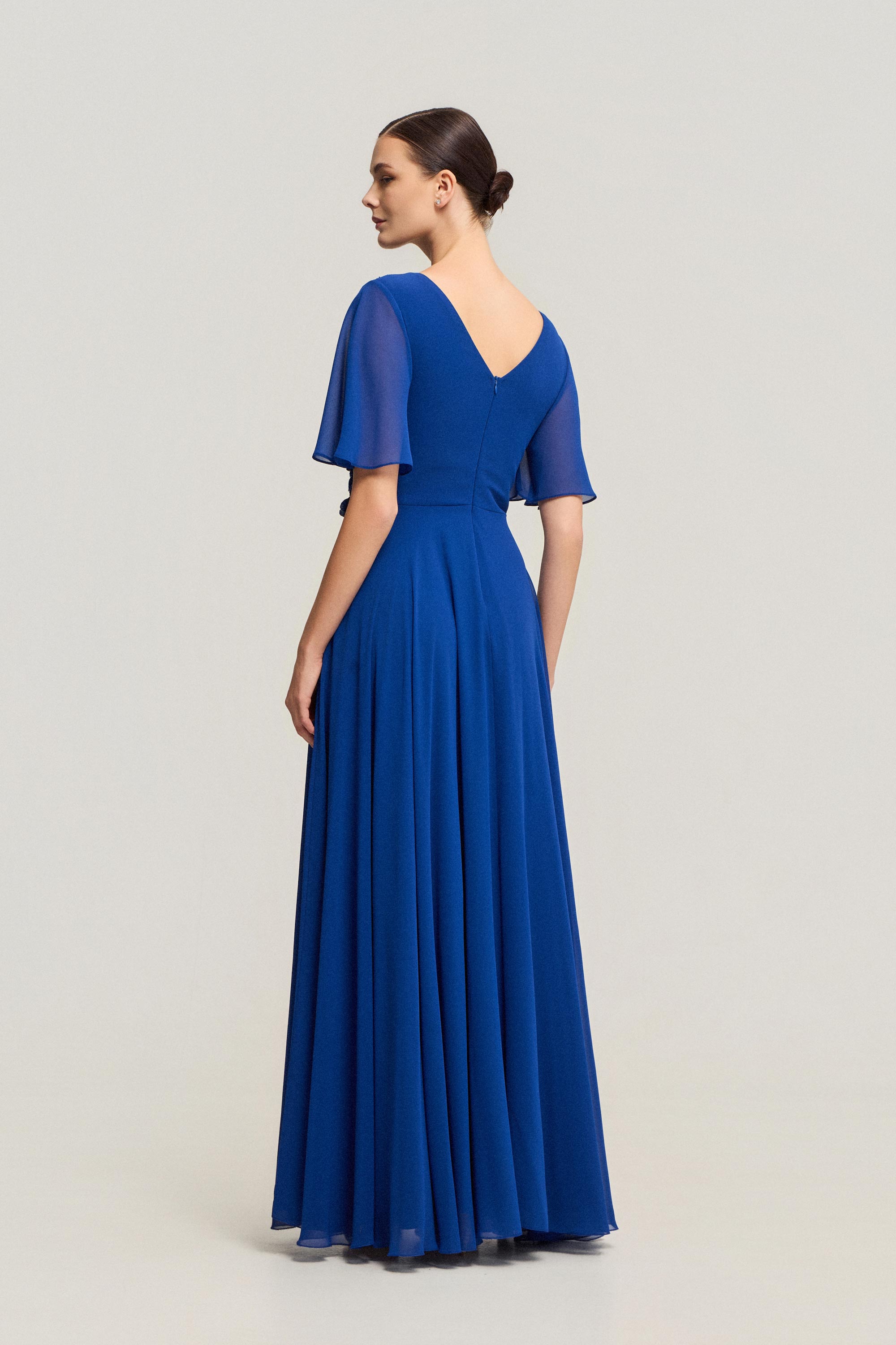 Κλασικά Φορέματα / Κλασικό φόρεμα με δαντέλα, αέρινα μανίκια και κομψότητα