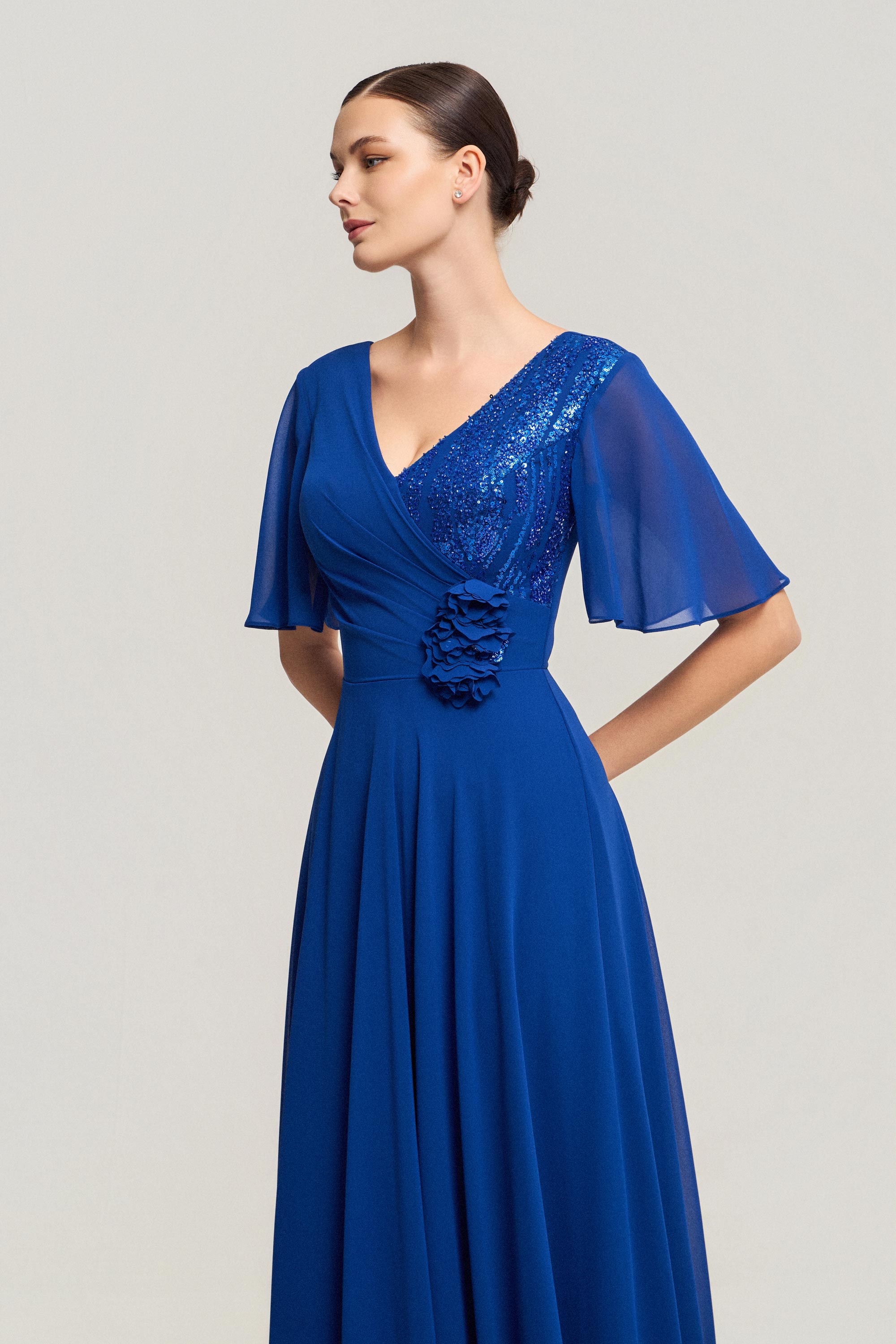 Κλασικά Φορέματα / Κλασικό φόρεμα με δαντέλα, αέρινα μανίκια και κομψότητα