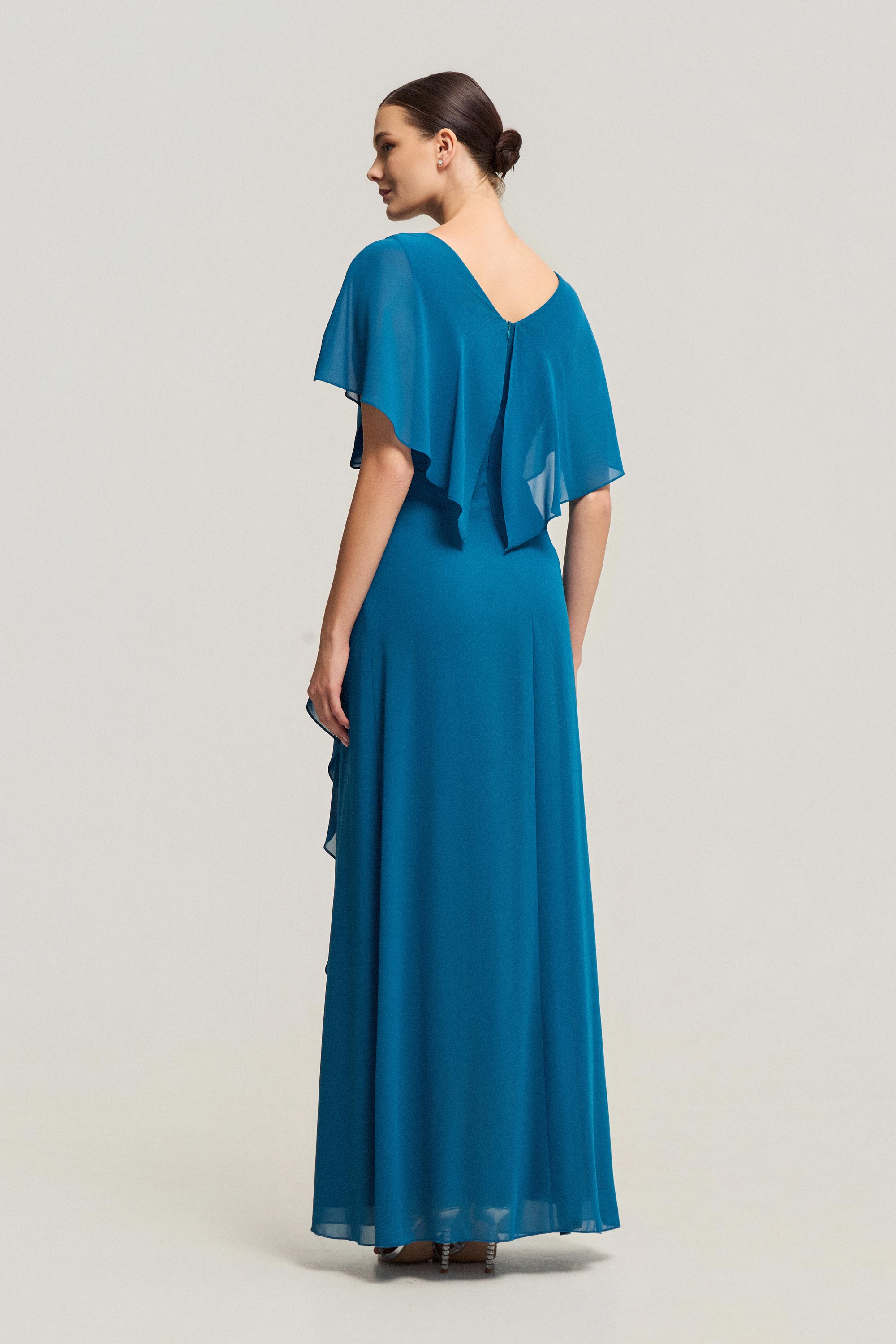 Κλασικά Φορέματα / Κλασικό φόρεμα με βολάν, κομψή γραμμή και θηλυκότητα