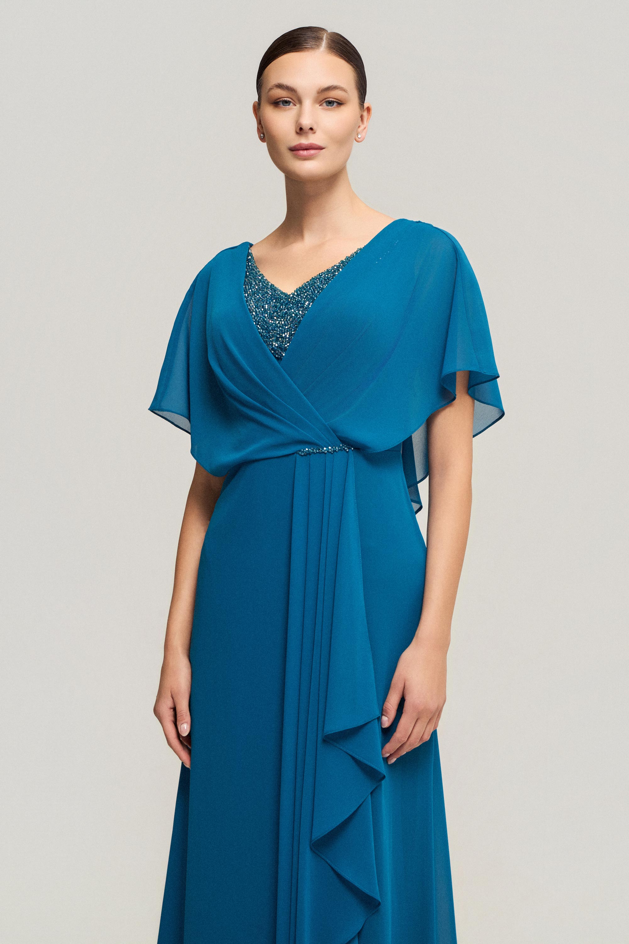 Κλασικά Φορέματα / Κλασικό φόρεμα με βολάν, κομψή γραμμή και θηλυκότητα