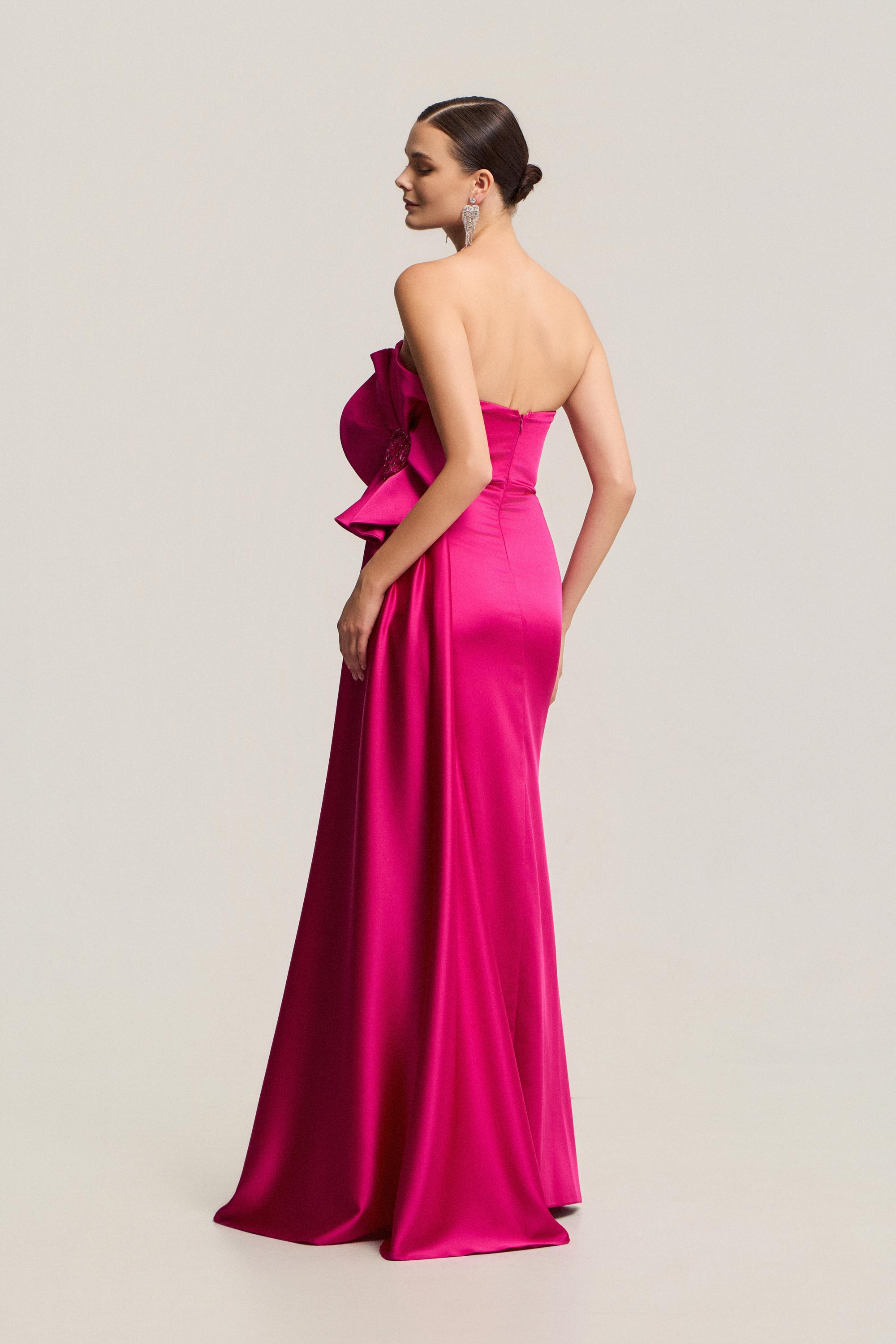 Βραδινά Φορέματα / Βραδινό φόρεμα σατέν με εντυπωσιακό λουλουδι και κομψή γραμμή