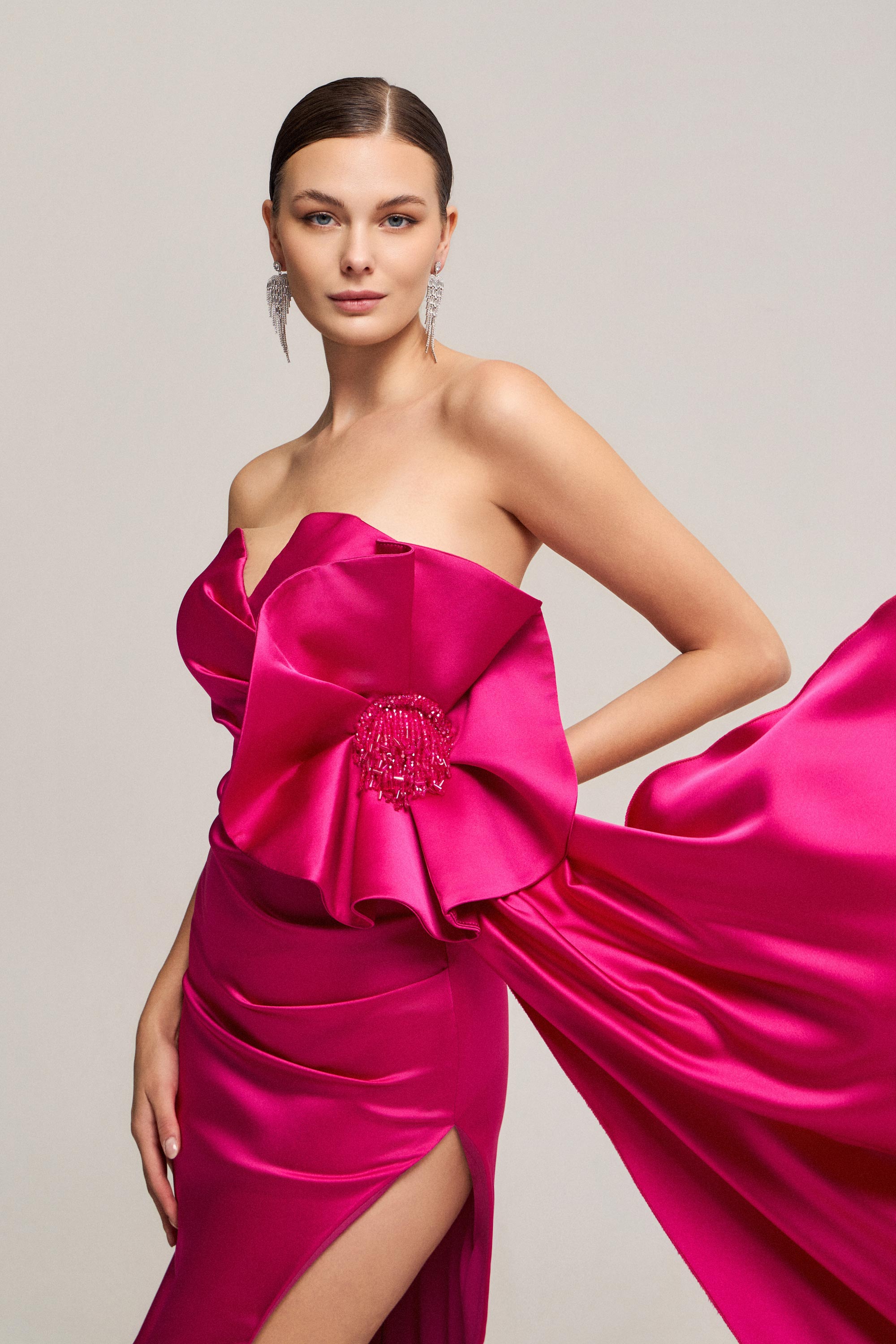 Βραδινά Φορέματα / Βραδινό φόρεμα σατέν με εντυπωσιακό λουλουδι και κομψή γραμμή