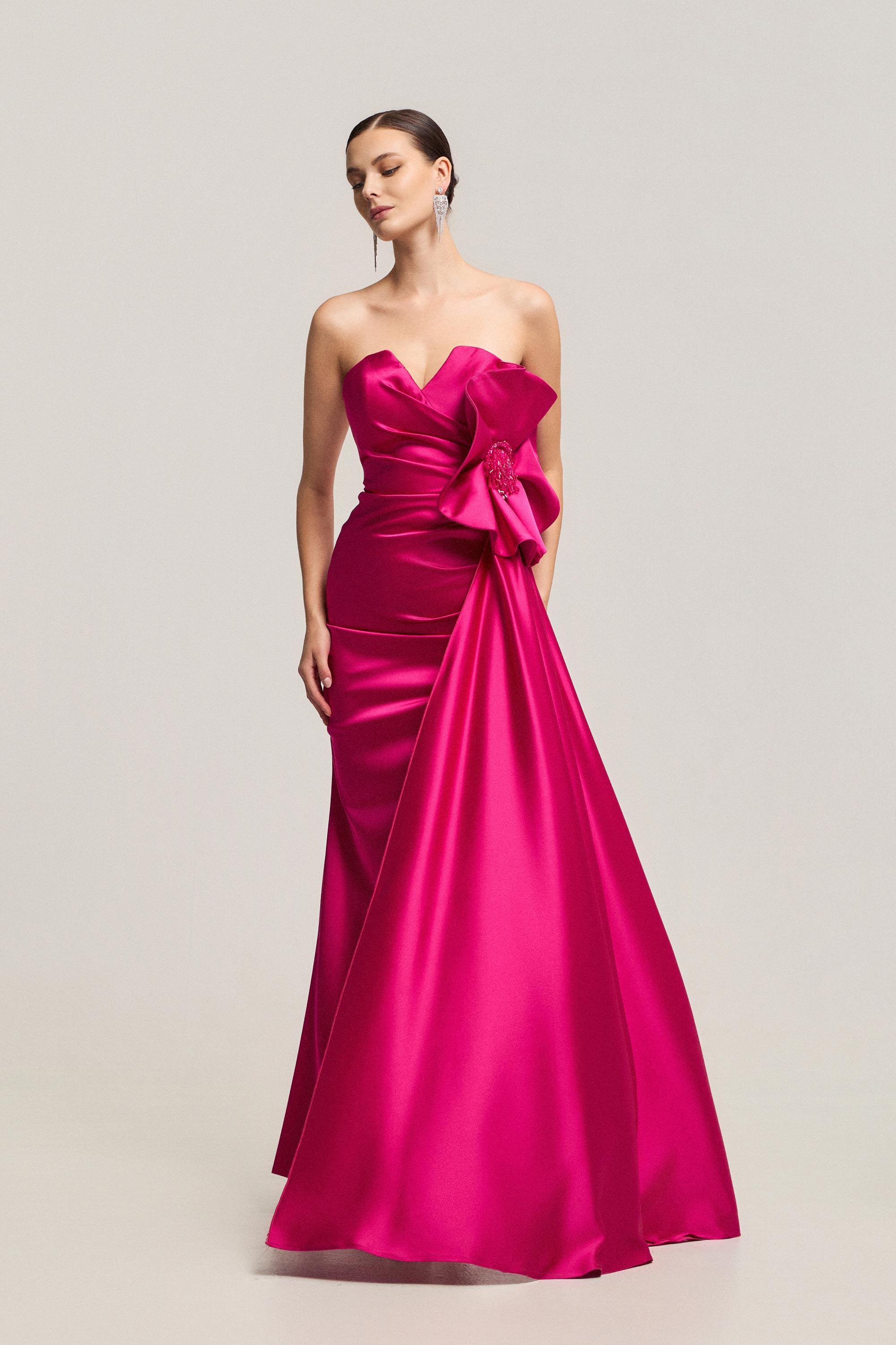 Βραδινά Φορέματα / Βραδινό φόρεμα σατέν με εντυπωσιακό λουλουδι και κομψή γραμμή