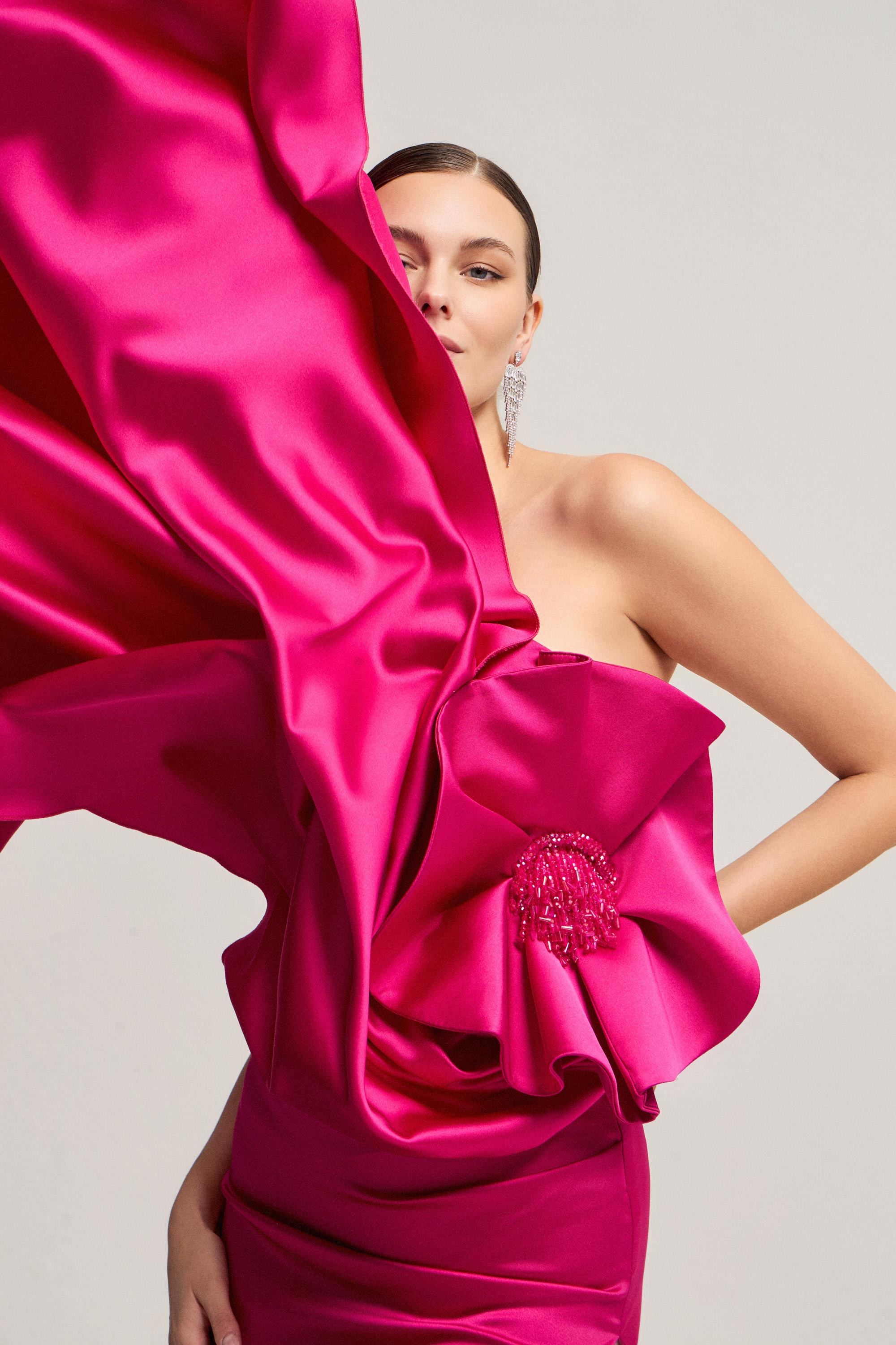 Βραδινά Φορέματα / Βραδινό φόρεμα σατέν με εντυπωσιακό λουλουδι και κομψή γραμμή