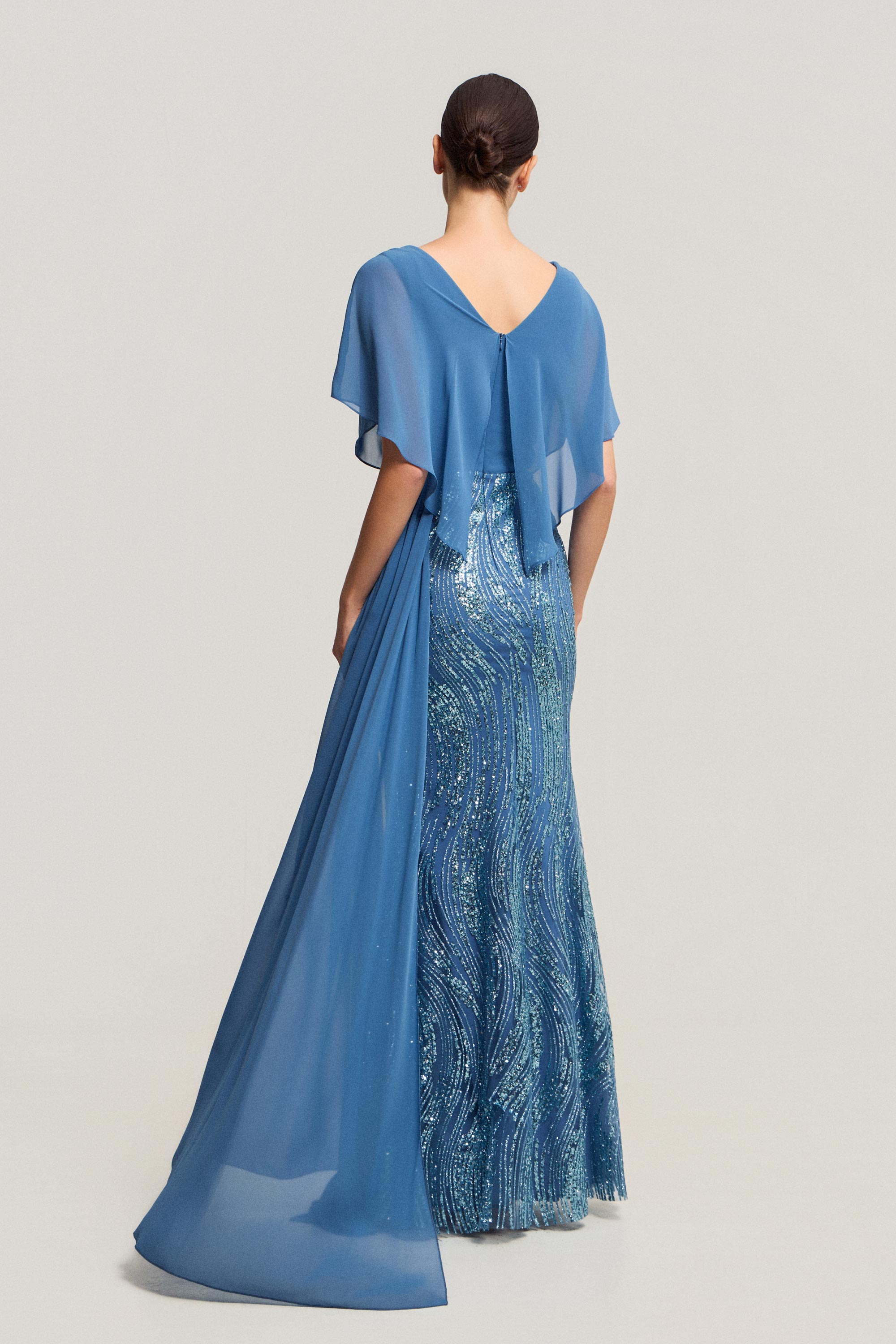 Κλασικά Φορέματα / Κλασικό φόρεμα με παγιέτες, αέρινα μανίκια και κομψή γραμμή