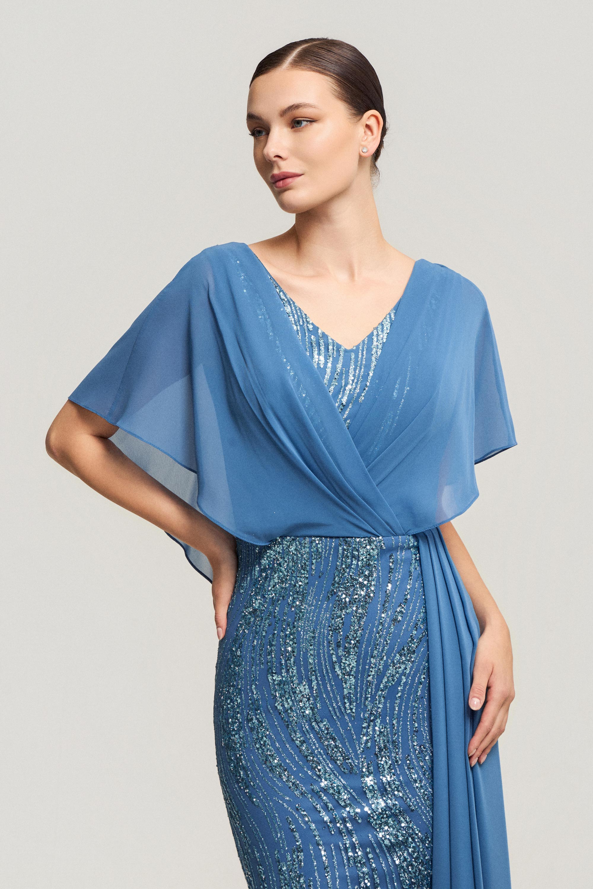 Κλασικά Φορέματα / Κλασικό φόρεμα με παγιέτες, αέρινα μανίκια και κομψή γραμμή