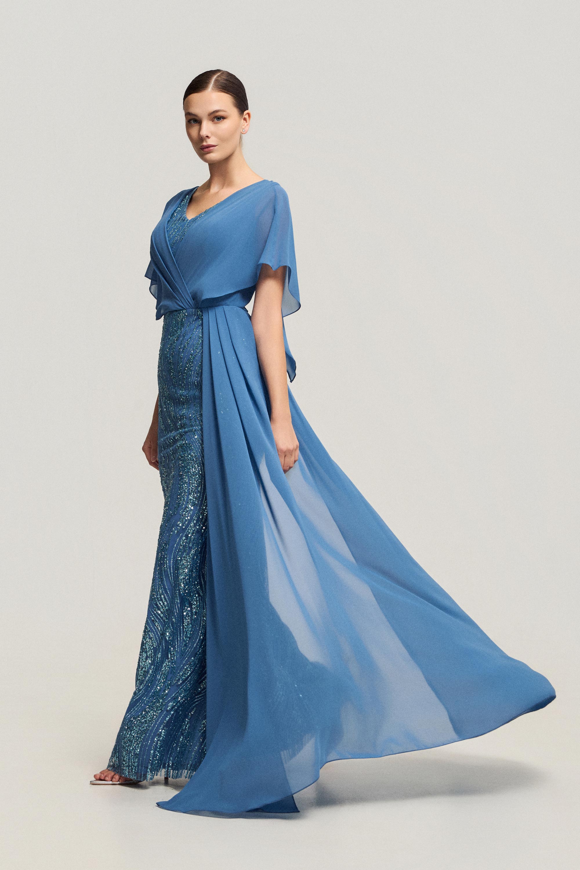 Κλασικά Φορέματα / Κλασικό φόρεμα με παγιέτες, αέρινα μανίκια και κομψή γραμμή