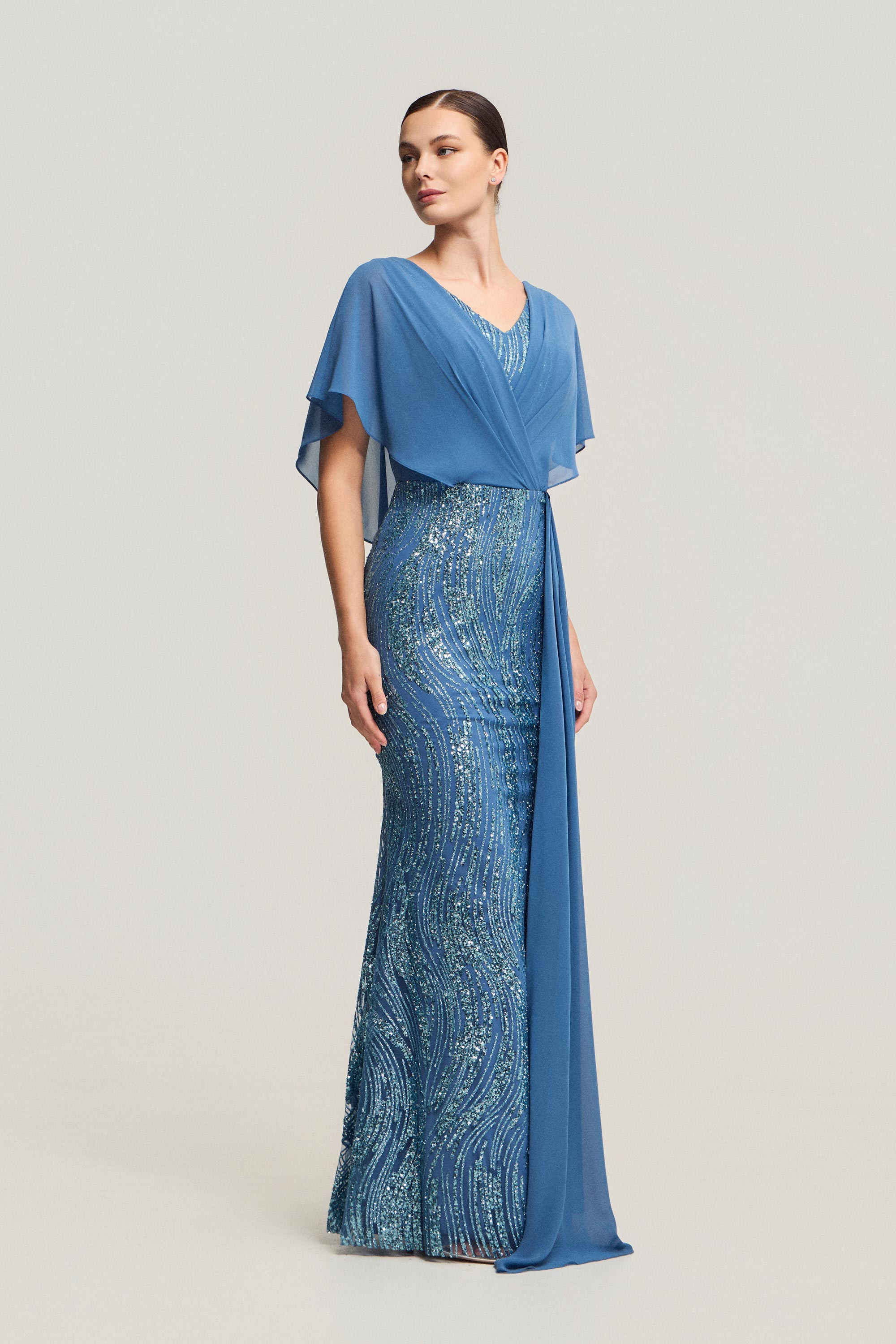 Κλασικά Φορέματα / Κλασικό φόρεμα με παγιέτες, αέρινα μανίκια και κομψή γραμμή