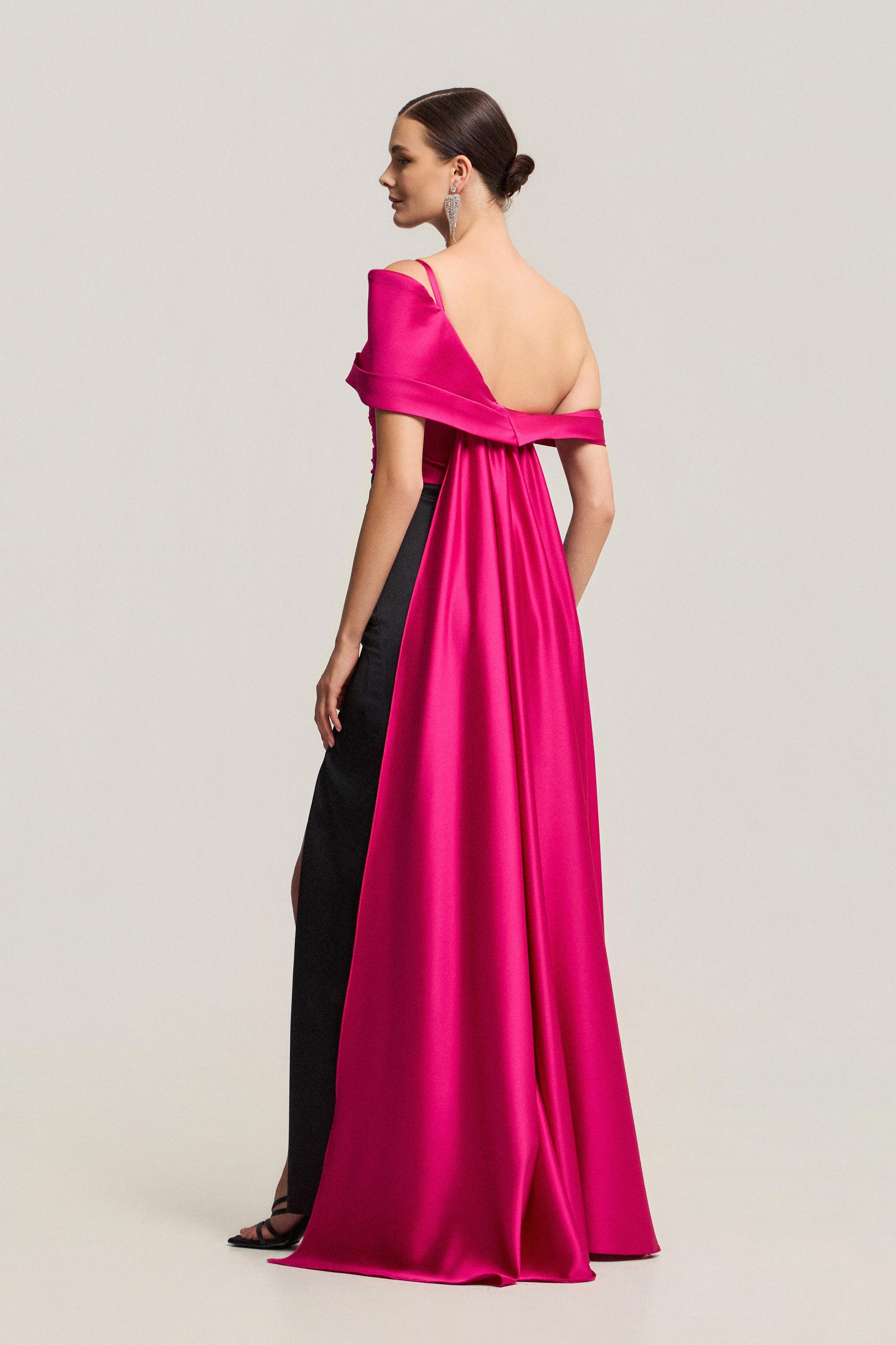 Βραδινά Φορέματα / Βραδινό φόρεμα με έναν ώμο, σατέν ύφασμα και κομψή γραμμή