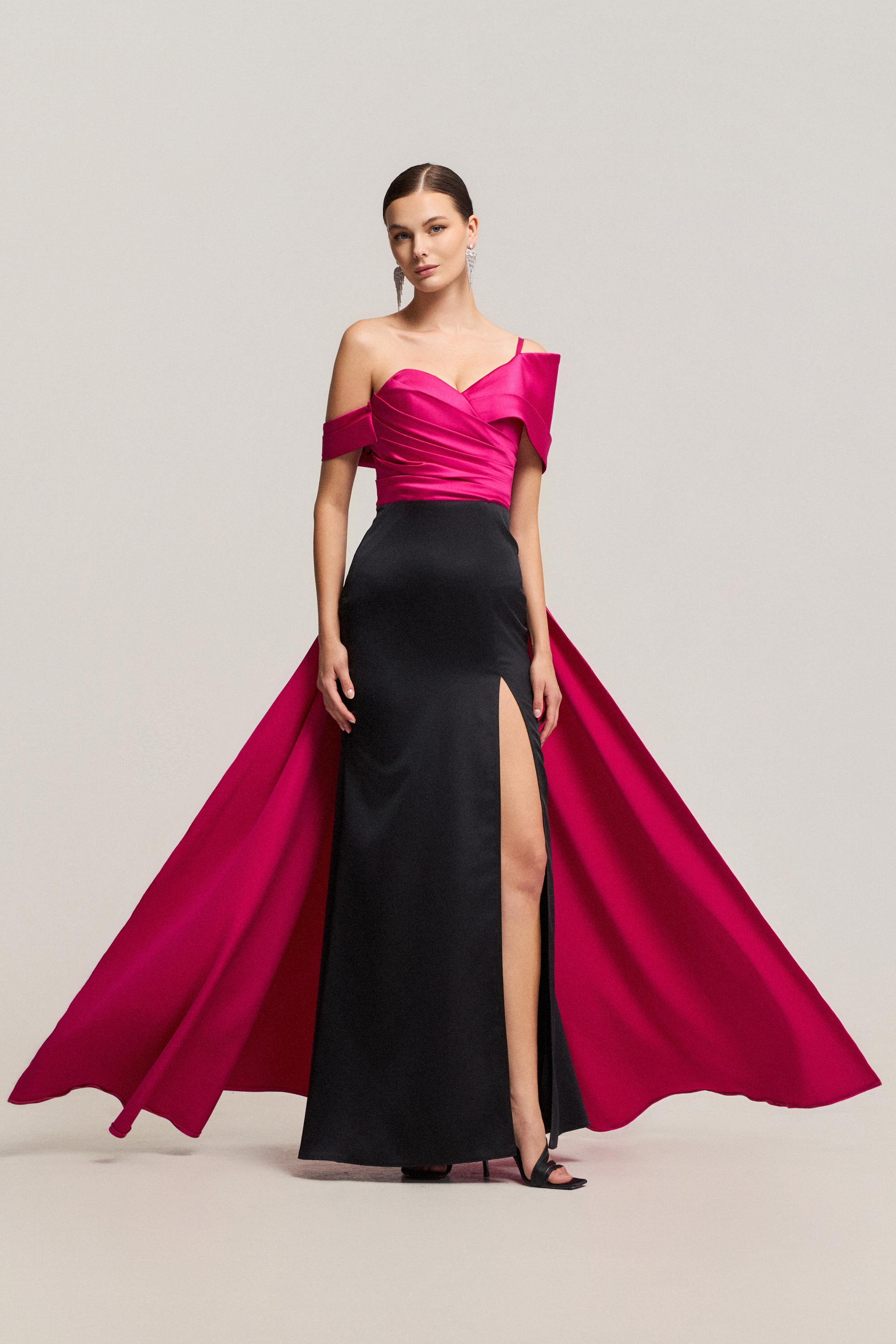 Βραδινά Φορέματα / Βραδινό φόρεμα με έναν ώμο, σατέν ύφασμα και κομψή γραμμή