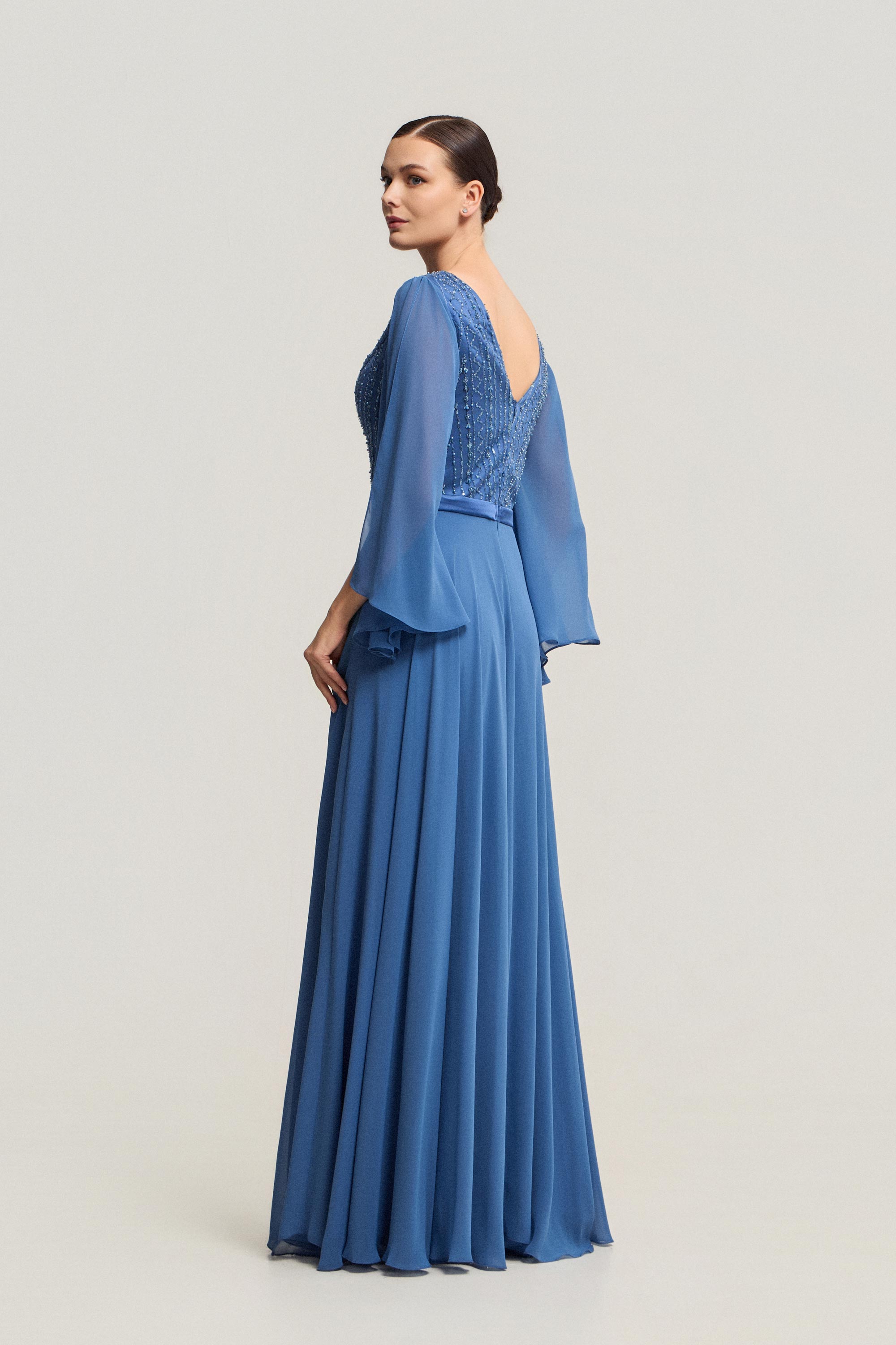 Κλασικά Φορέματα / Κλασικό φόρεμα με κέντημα, αέρινα μανίκια και κομψή διαχρονική γραμμή