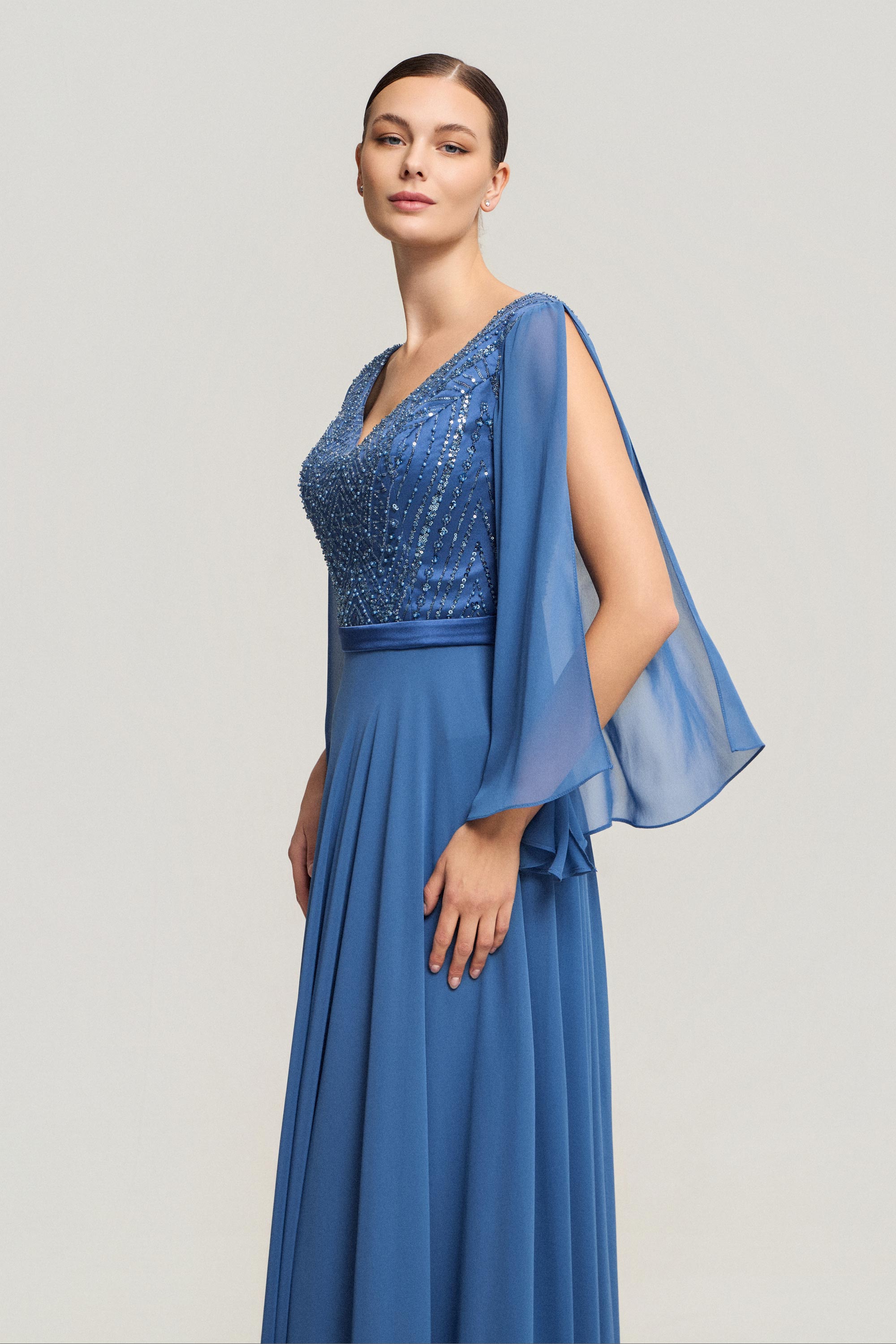 Κλασικά Φορέματα / Κλασικό φόρεμα με κέντημα, αέρινα μανίκια και κομψή διαχρονική γραμμή